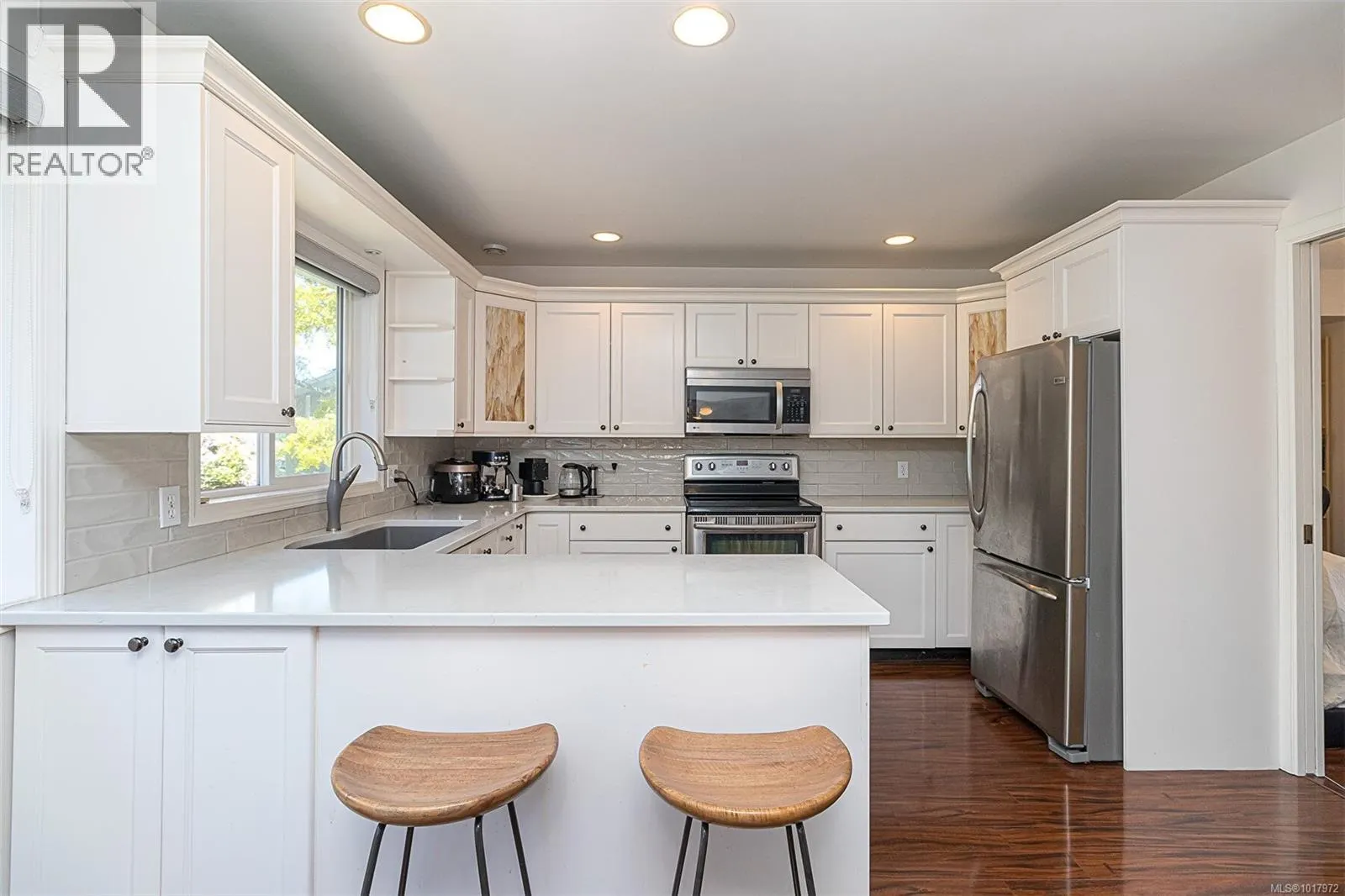 2619 Crystalview Dr