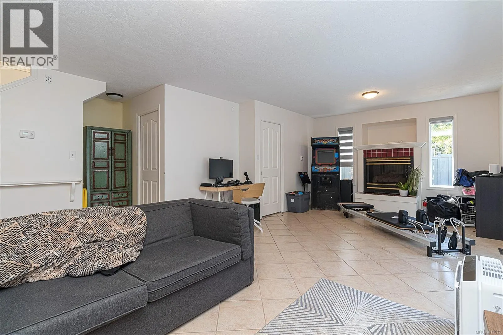 2619 Crystalview Dr