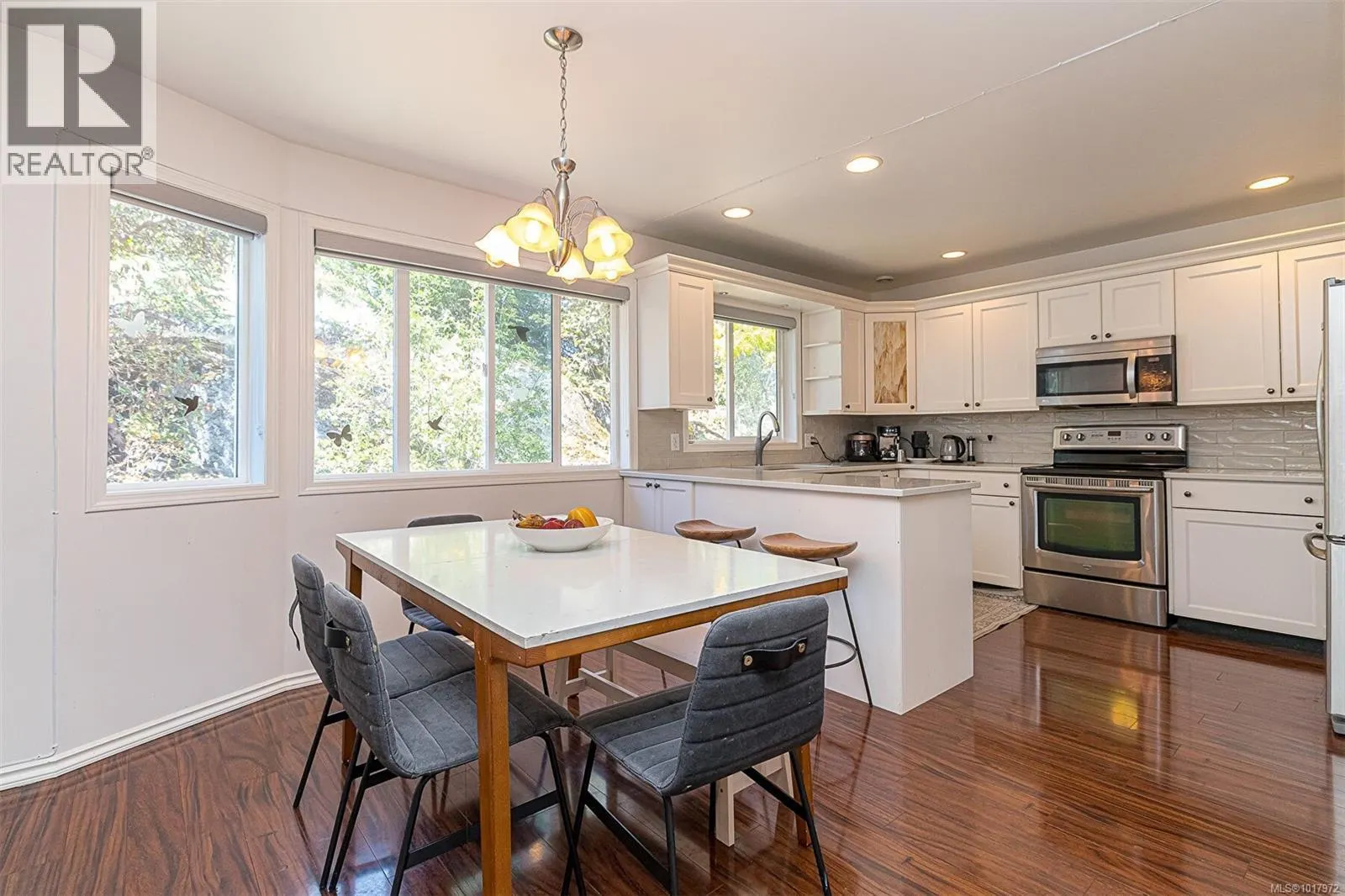 2619 Crystalview Dr