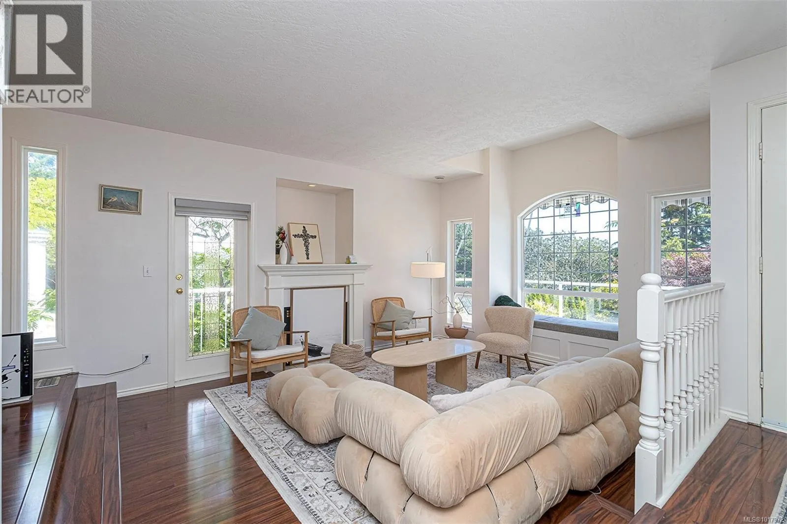 2619 Crystalview Dr