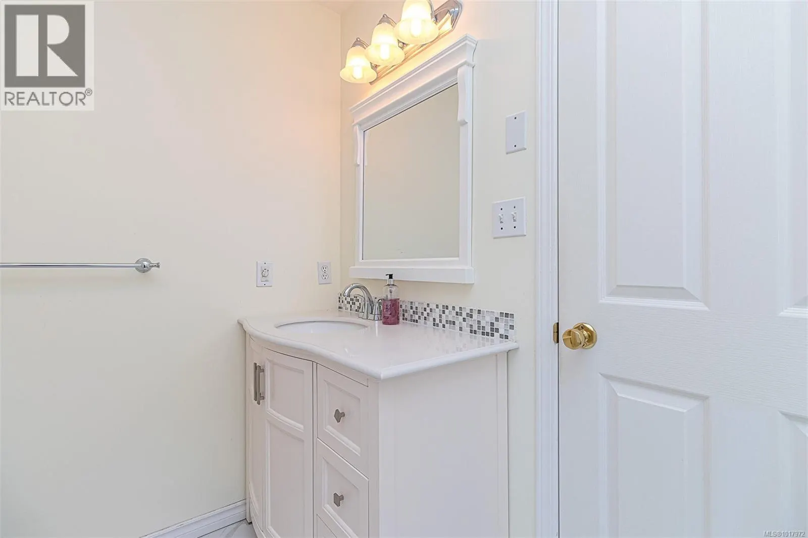 2619 Crystalview Dr