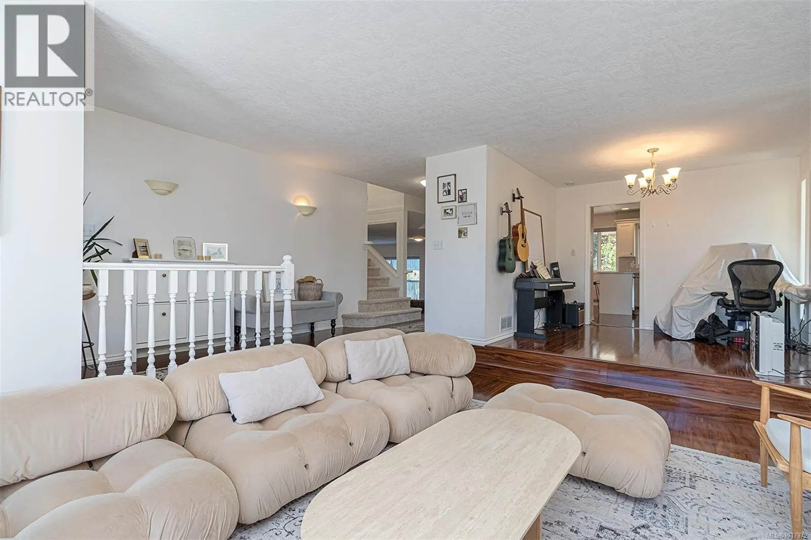 2619 Crystalview Dr