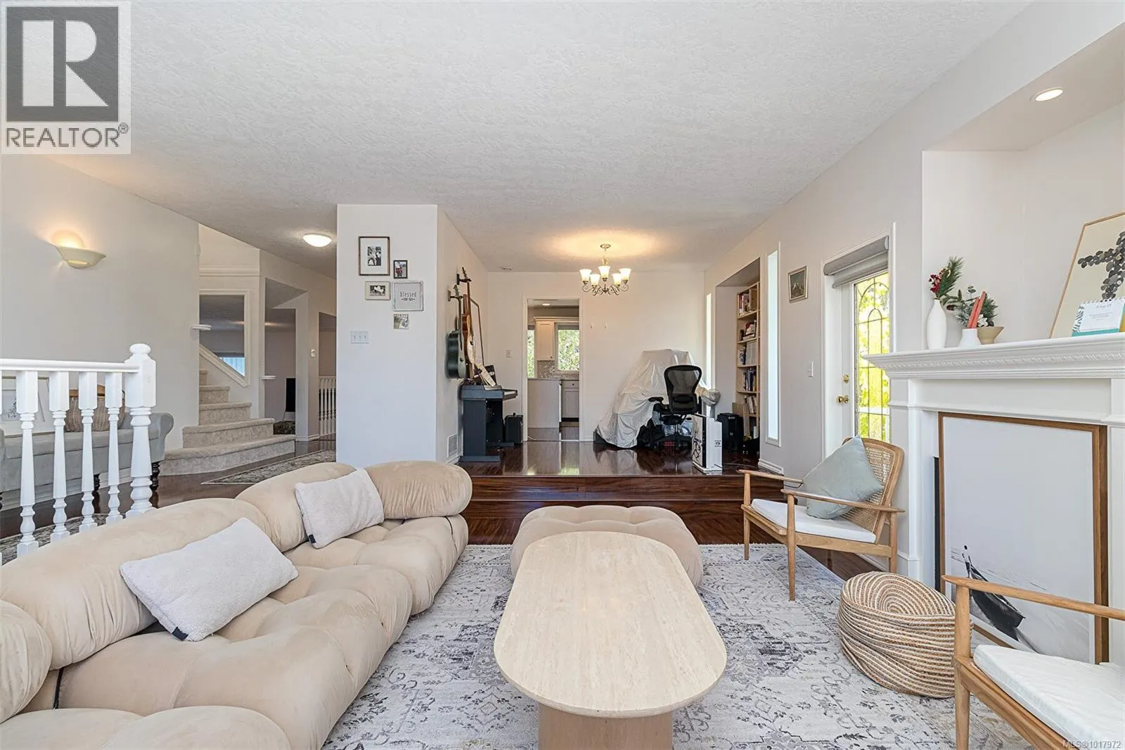 2619 Crystalview Dr