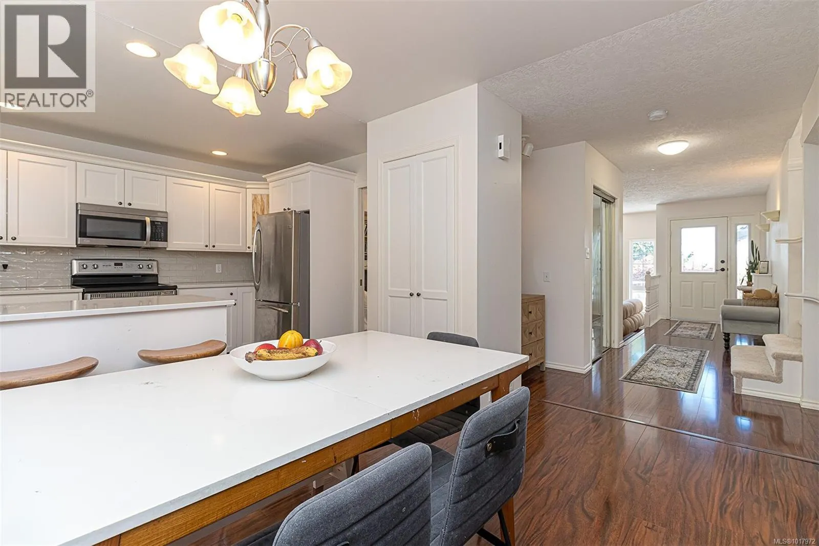 2619 Crystalview Dr