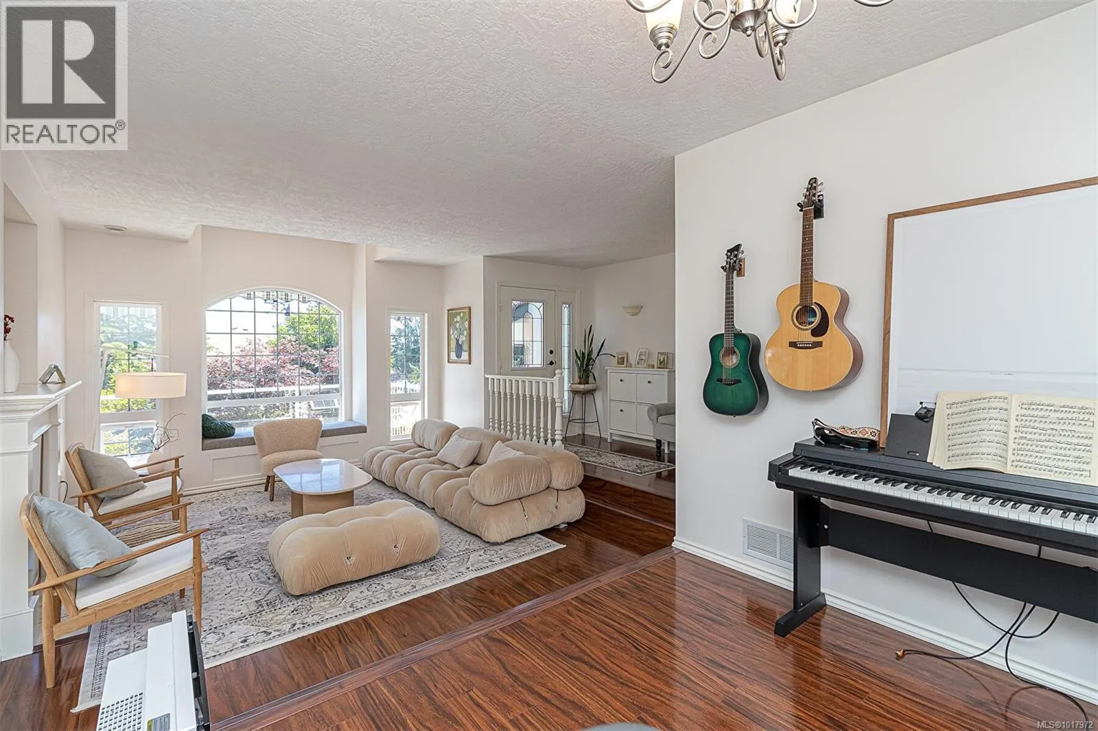 2619 Crystalview Dr