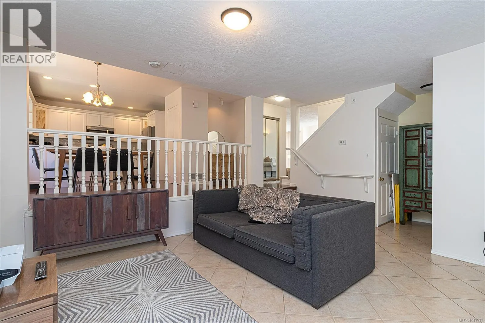 2619 Crystalview Dr
