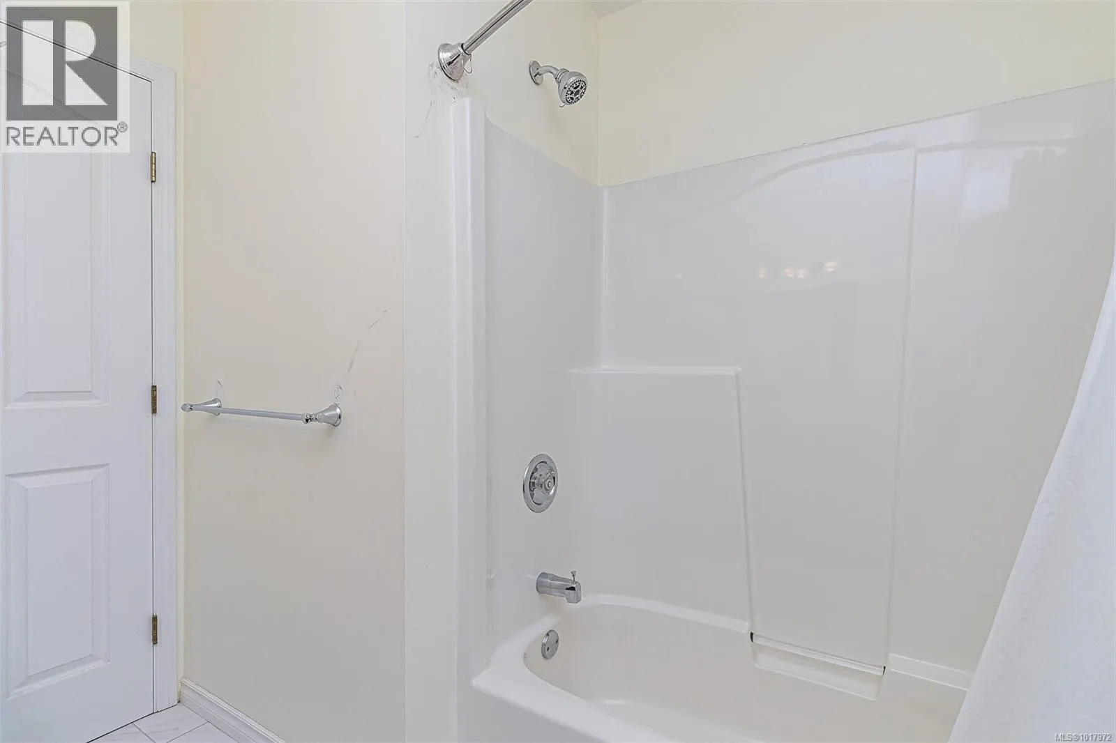 2619 Crystalview Dr