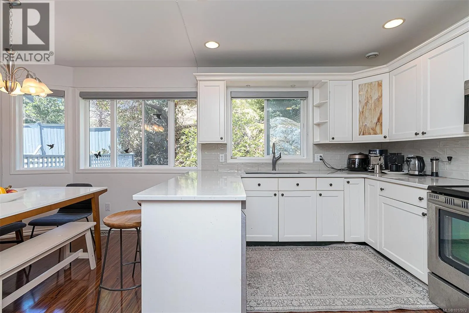 2619 Crystalview Dr