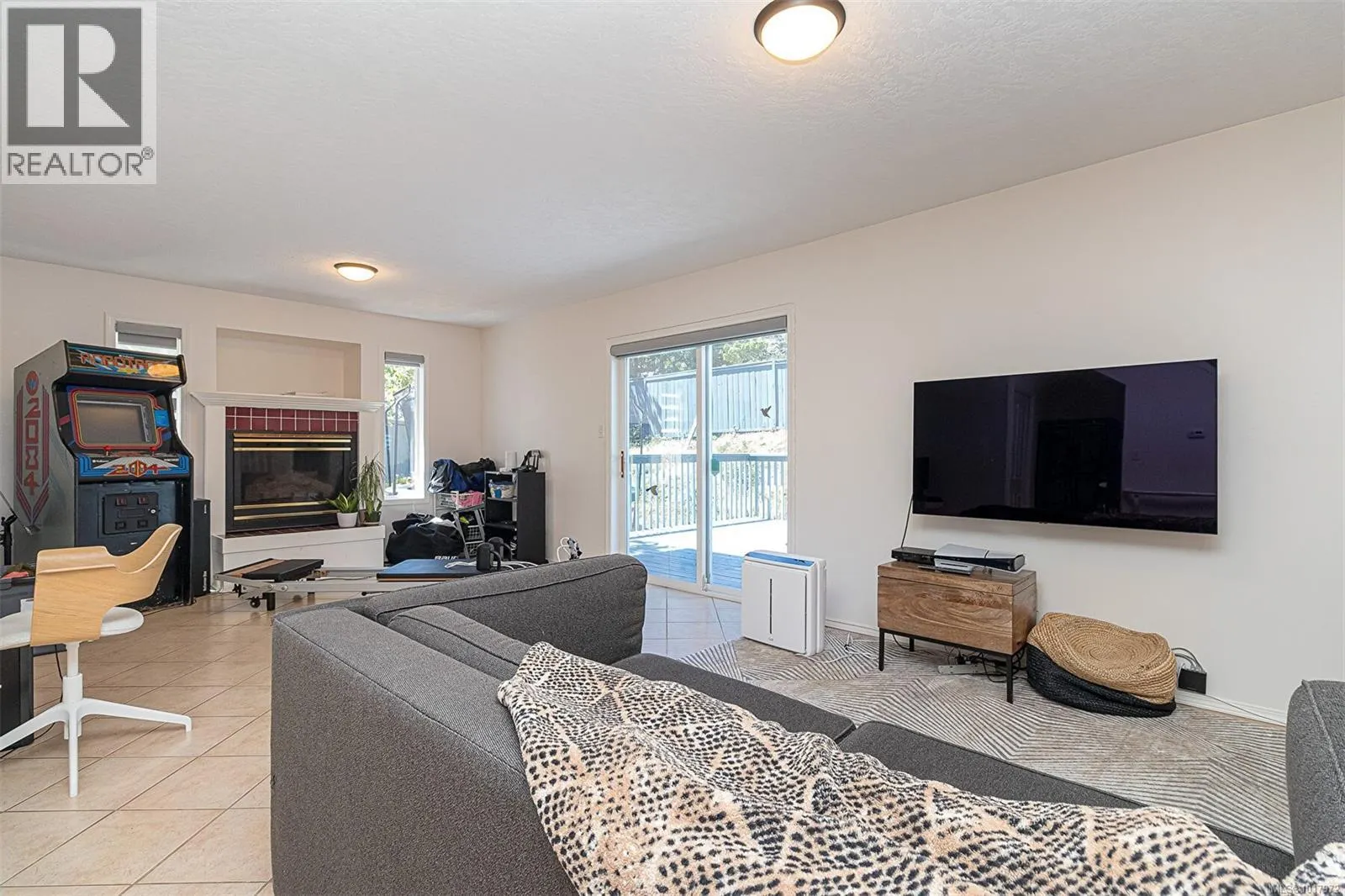 2619 Crystalview Dr