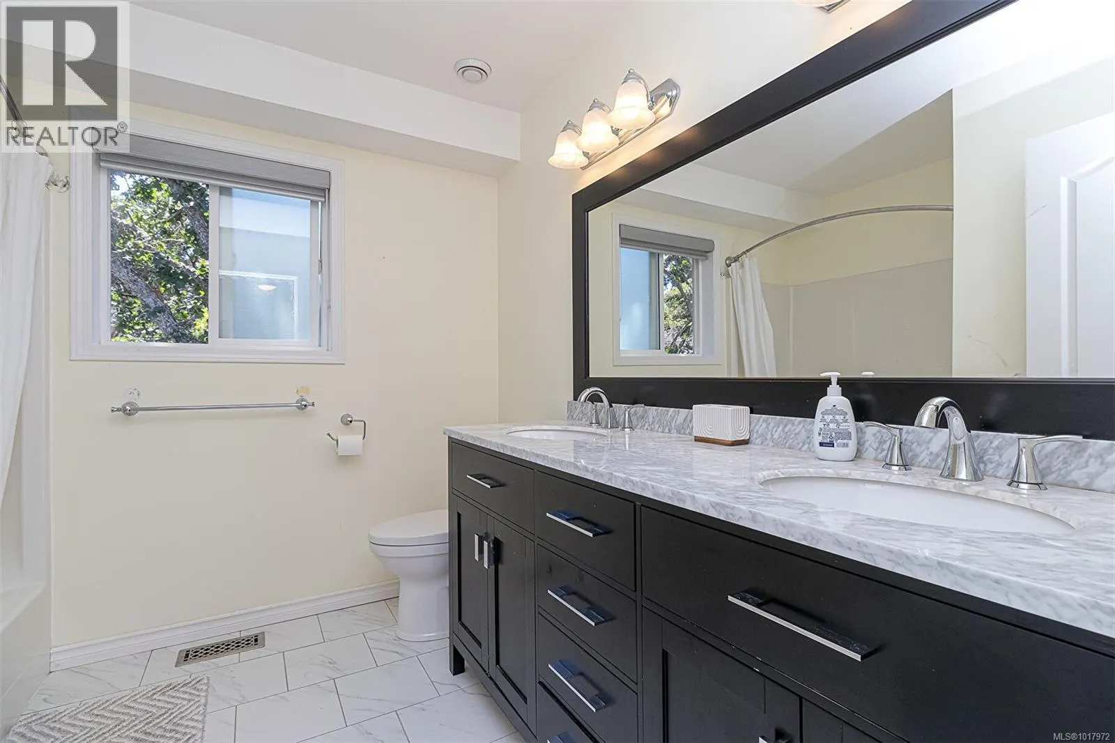 2619 Crystalview Dr