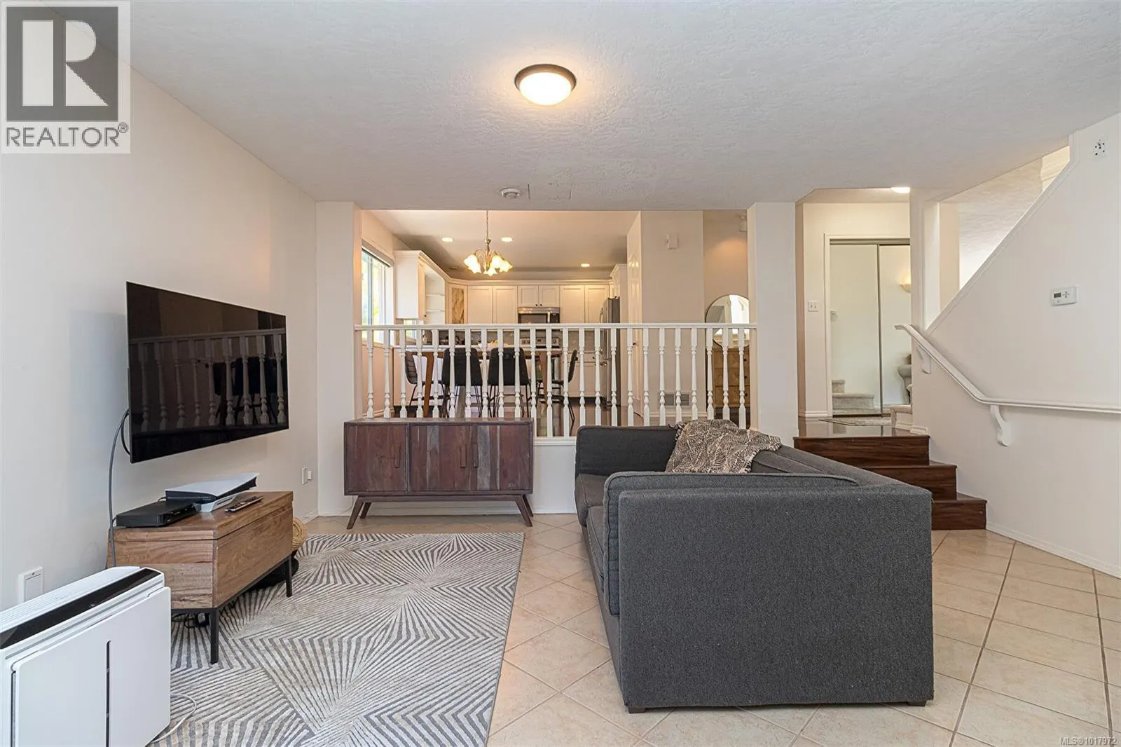 2619 Crystalview Dr