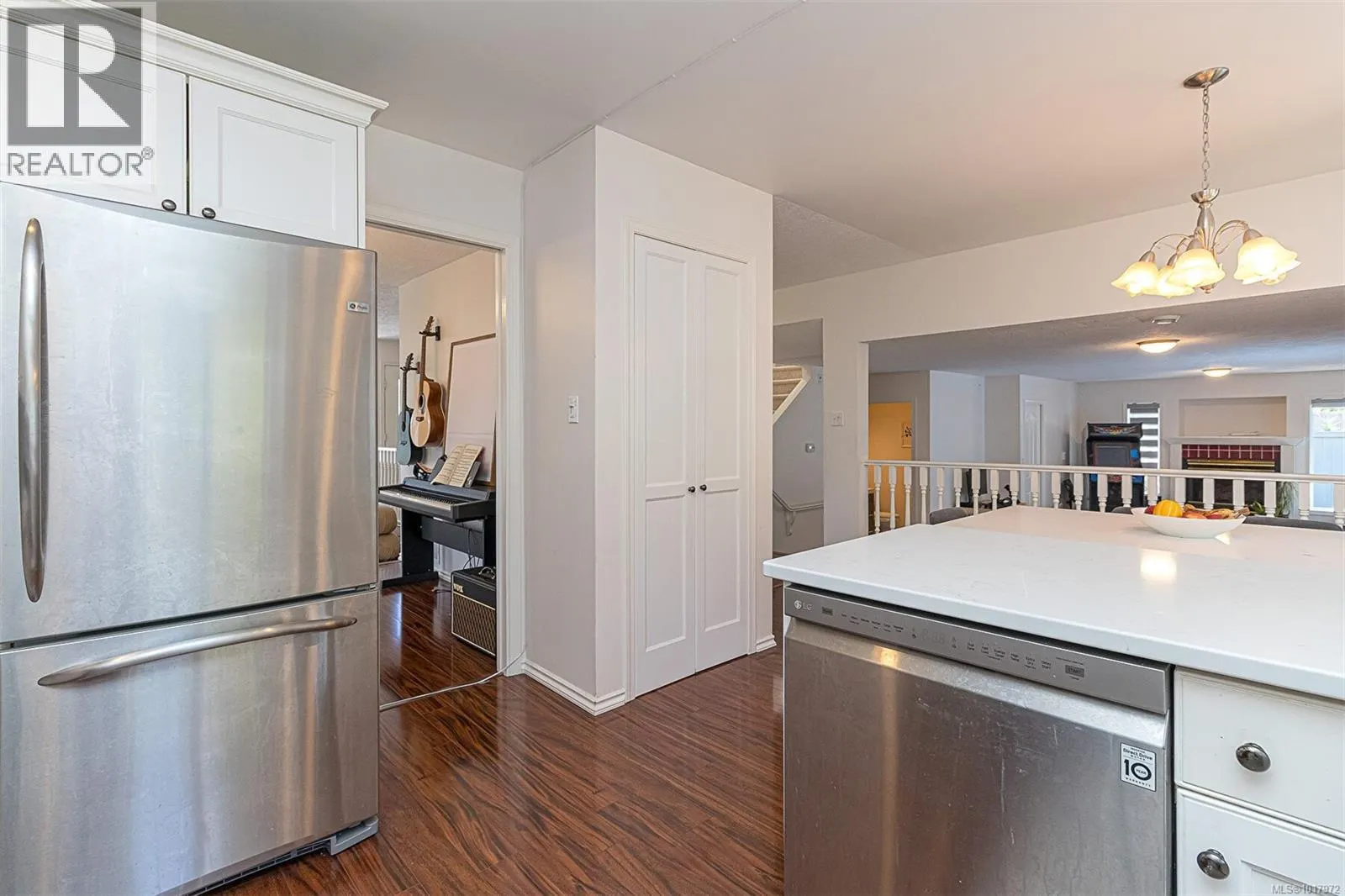 2619 Crystalview Dr