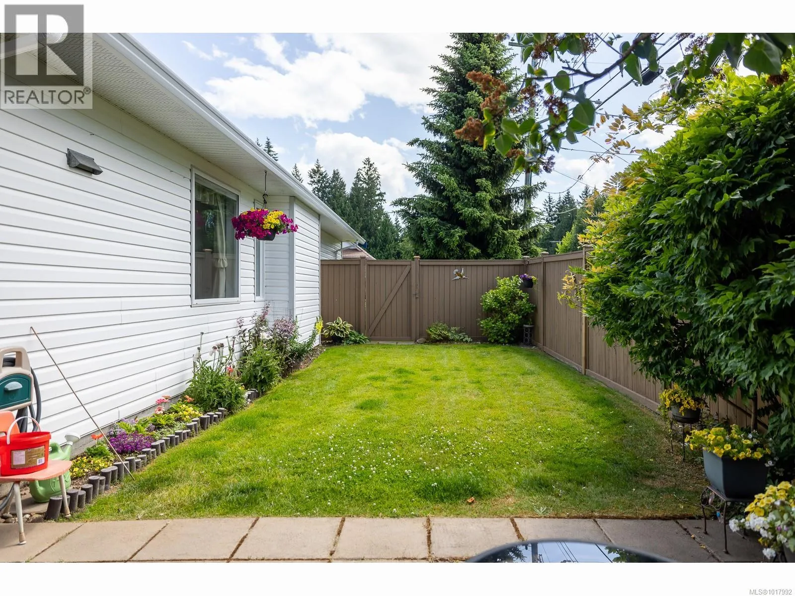 1221 GREEN Close