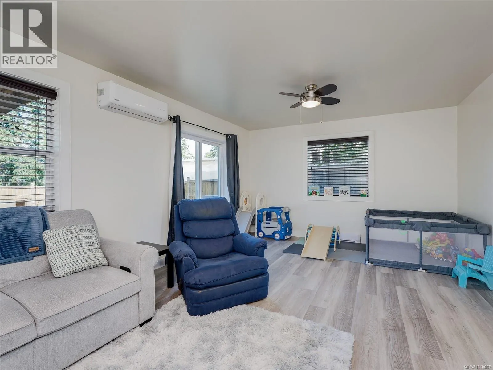 1042 Skylar Cir