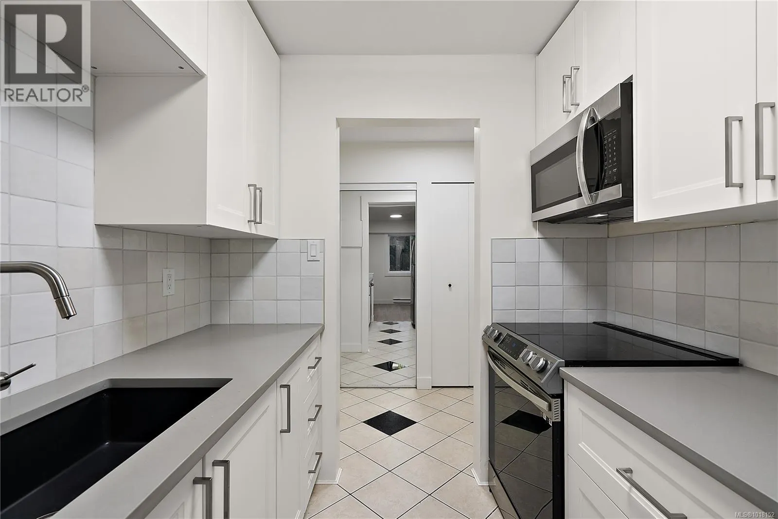 101 1124 Esquimalt Rd