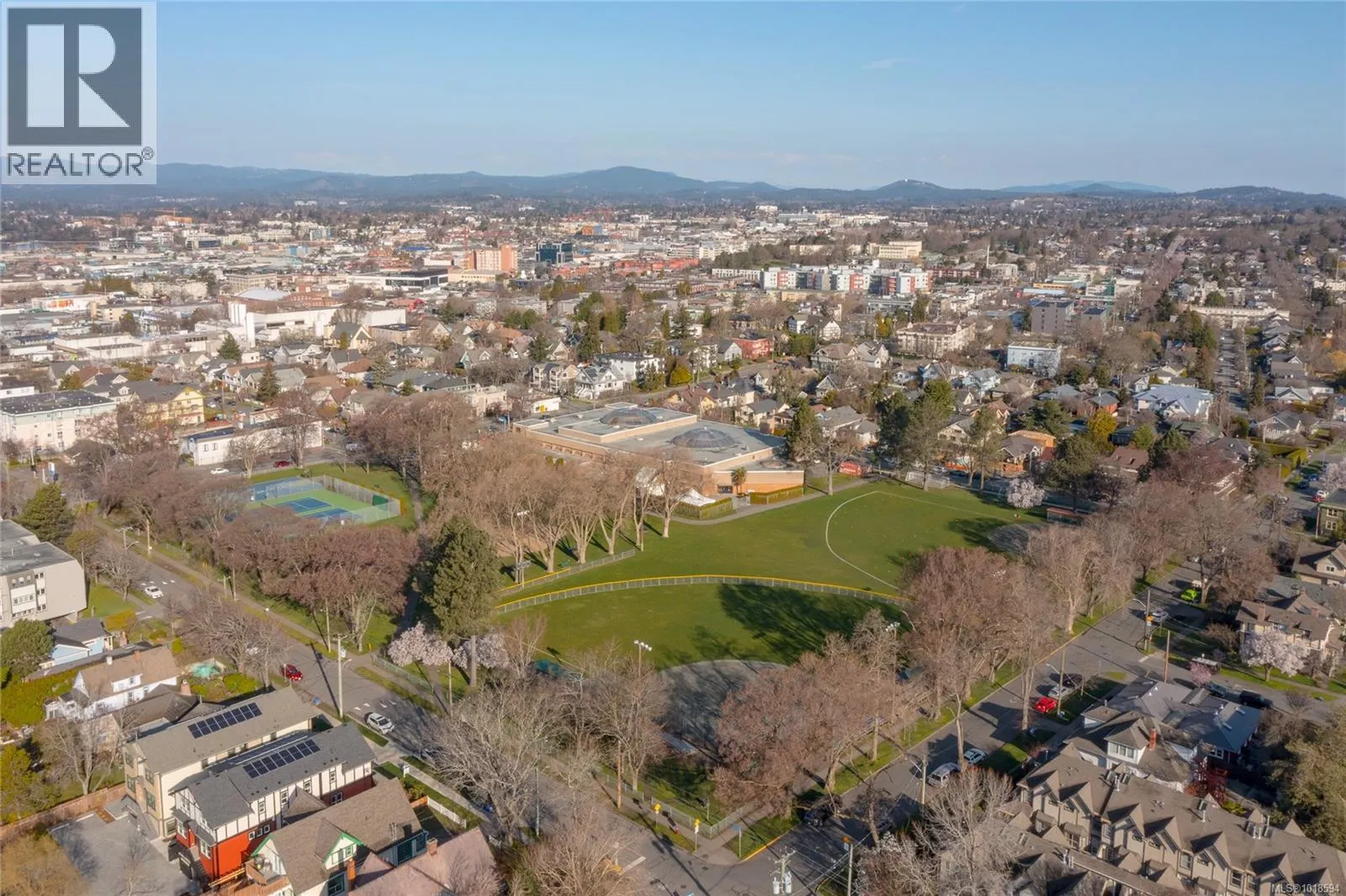 1060+1062 Queens Ave