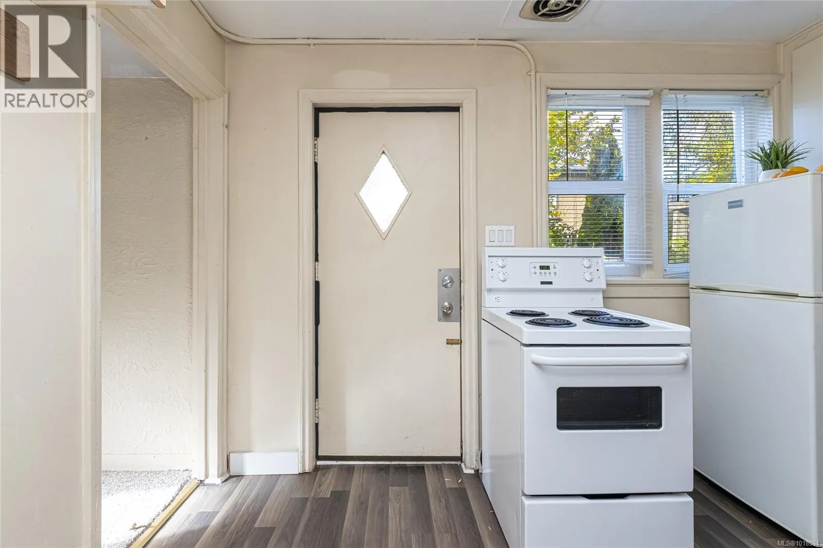 1060+1062 Queens Ave