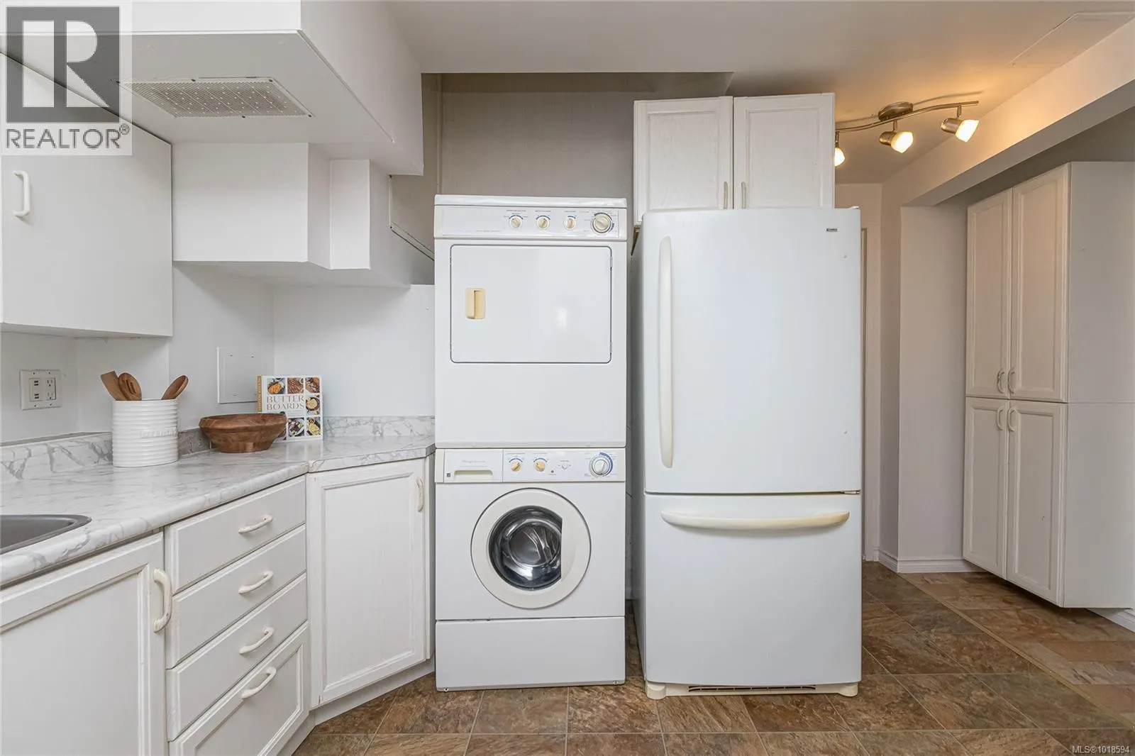 1060+1062 Queens Ave