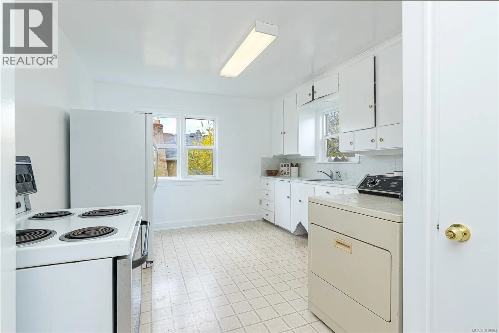 1060+1062 Queens Ave