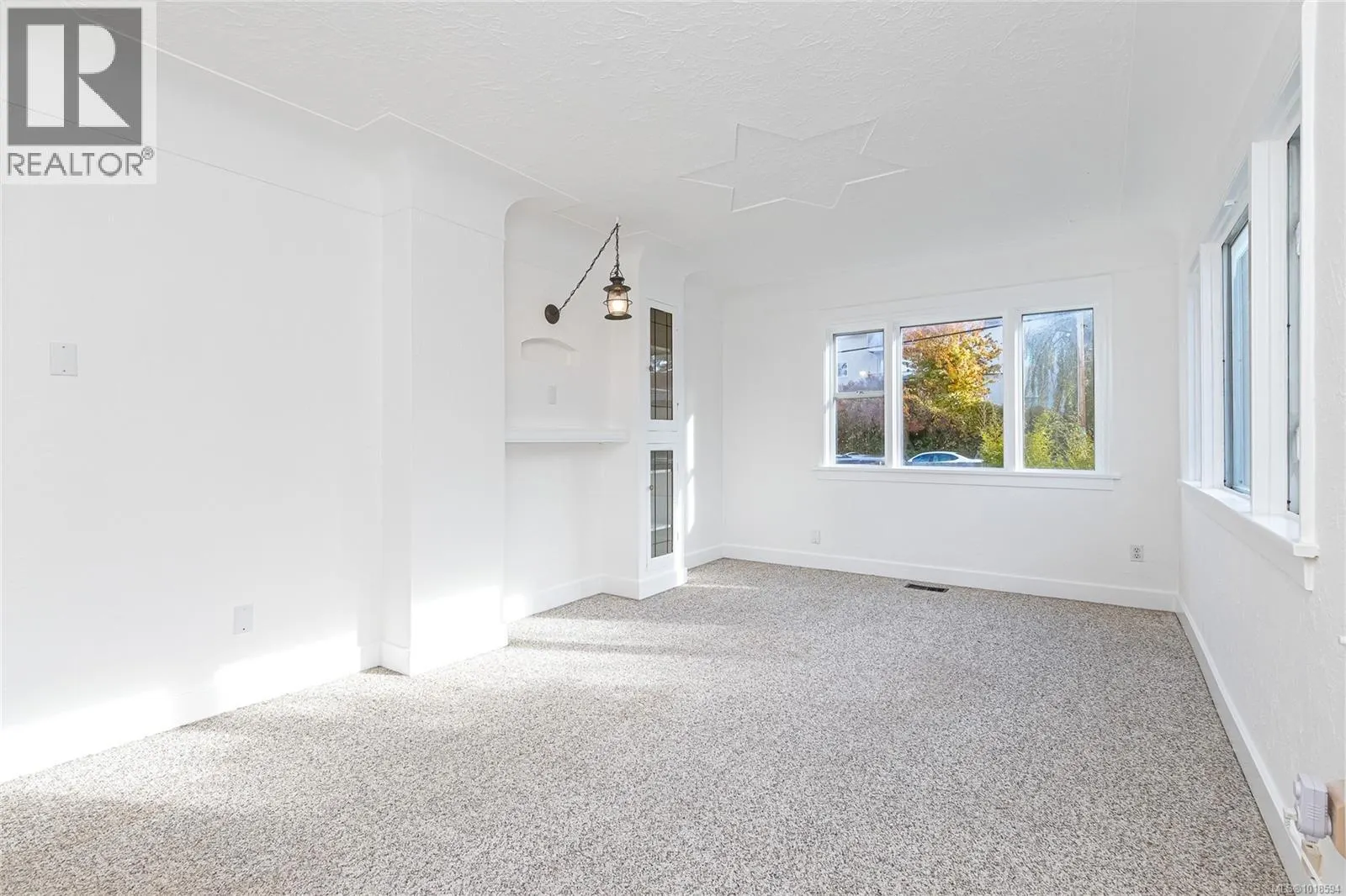 1060+1062 Queens Ave