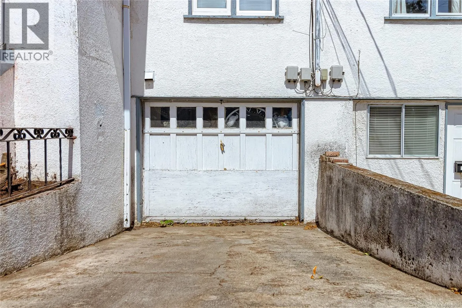 1060+1062 Queens Ave