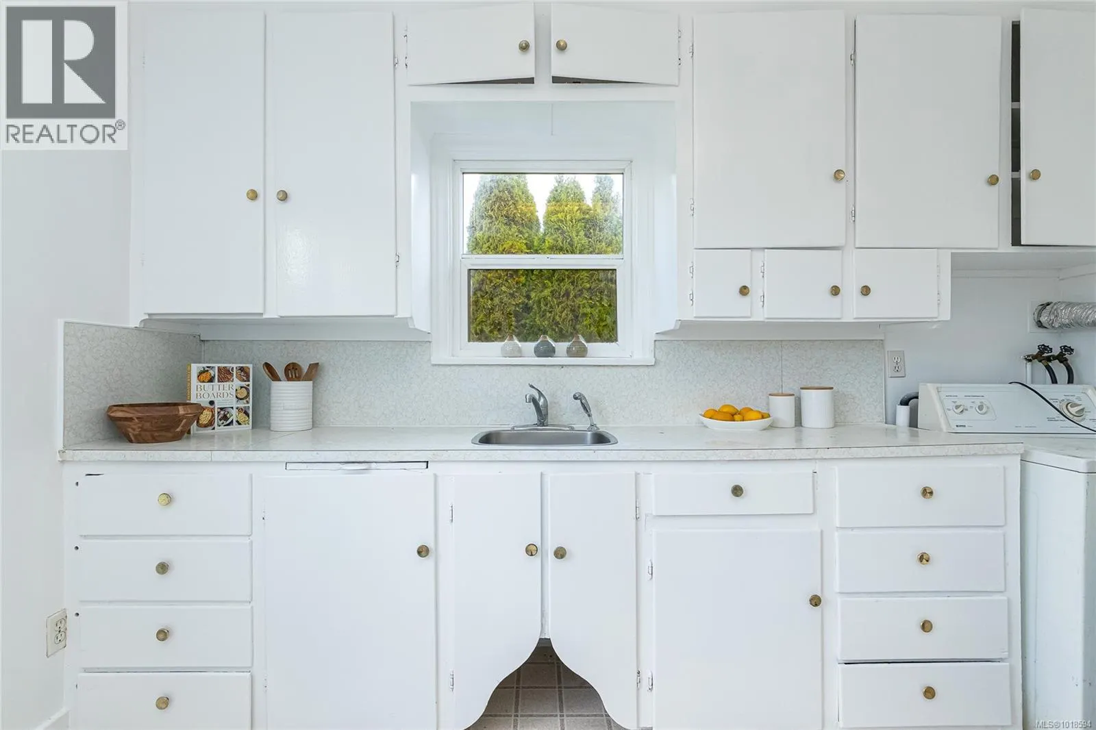 1060+1062 Queens Ave