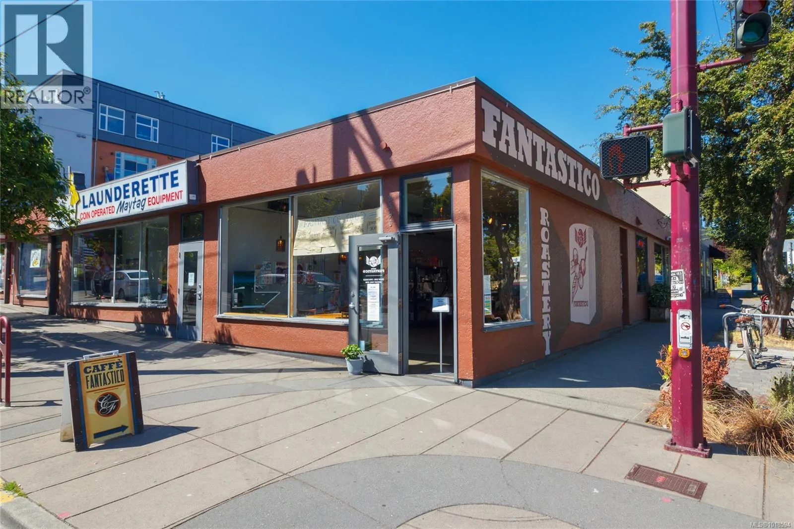 1060+1062 Queens Ave