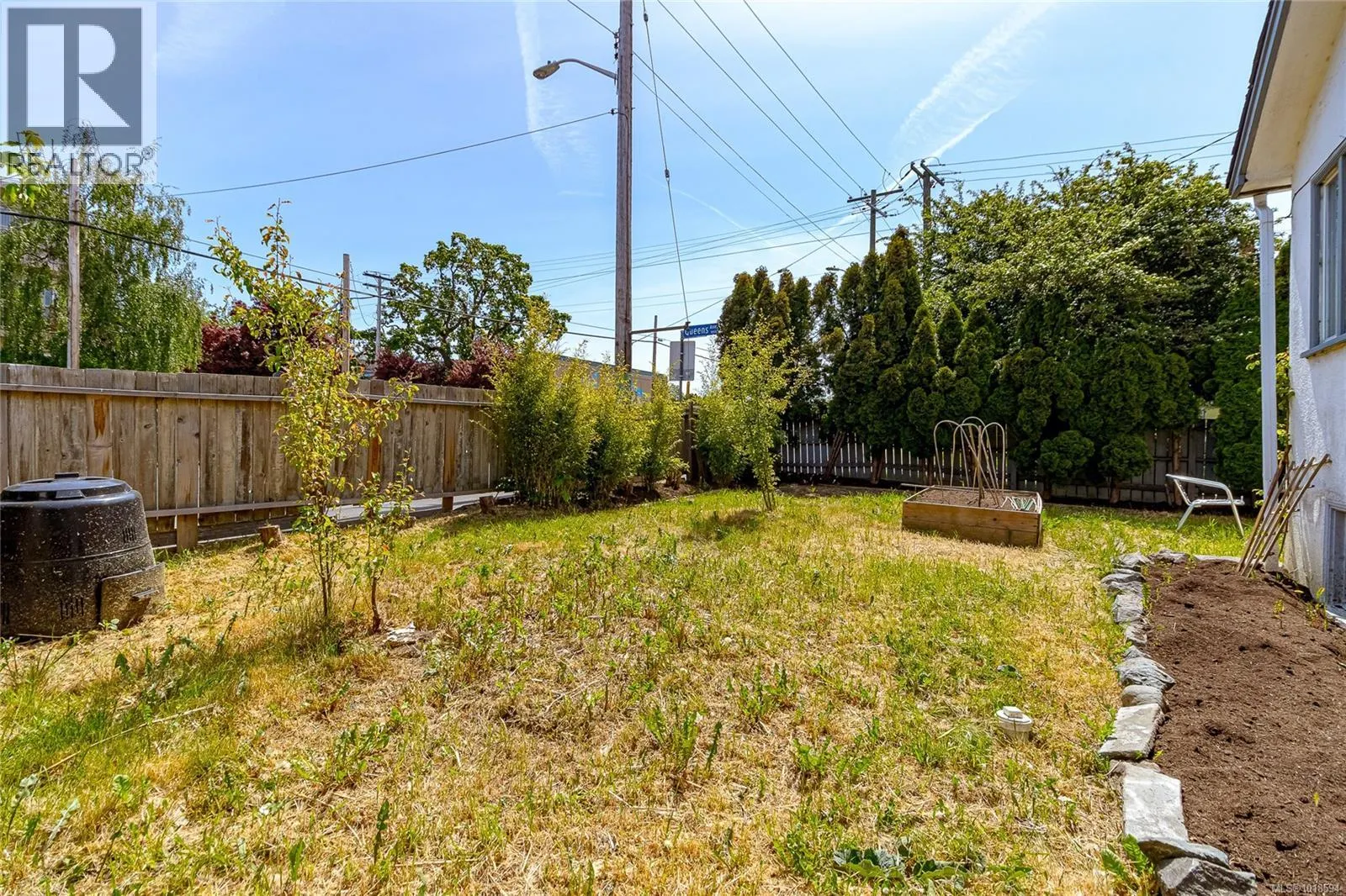 1060+1062 Queens Ave