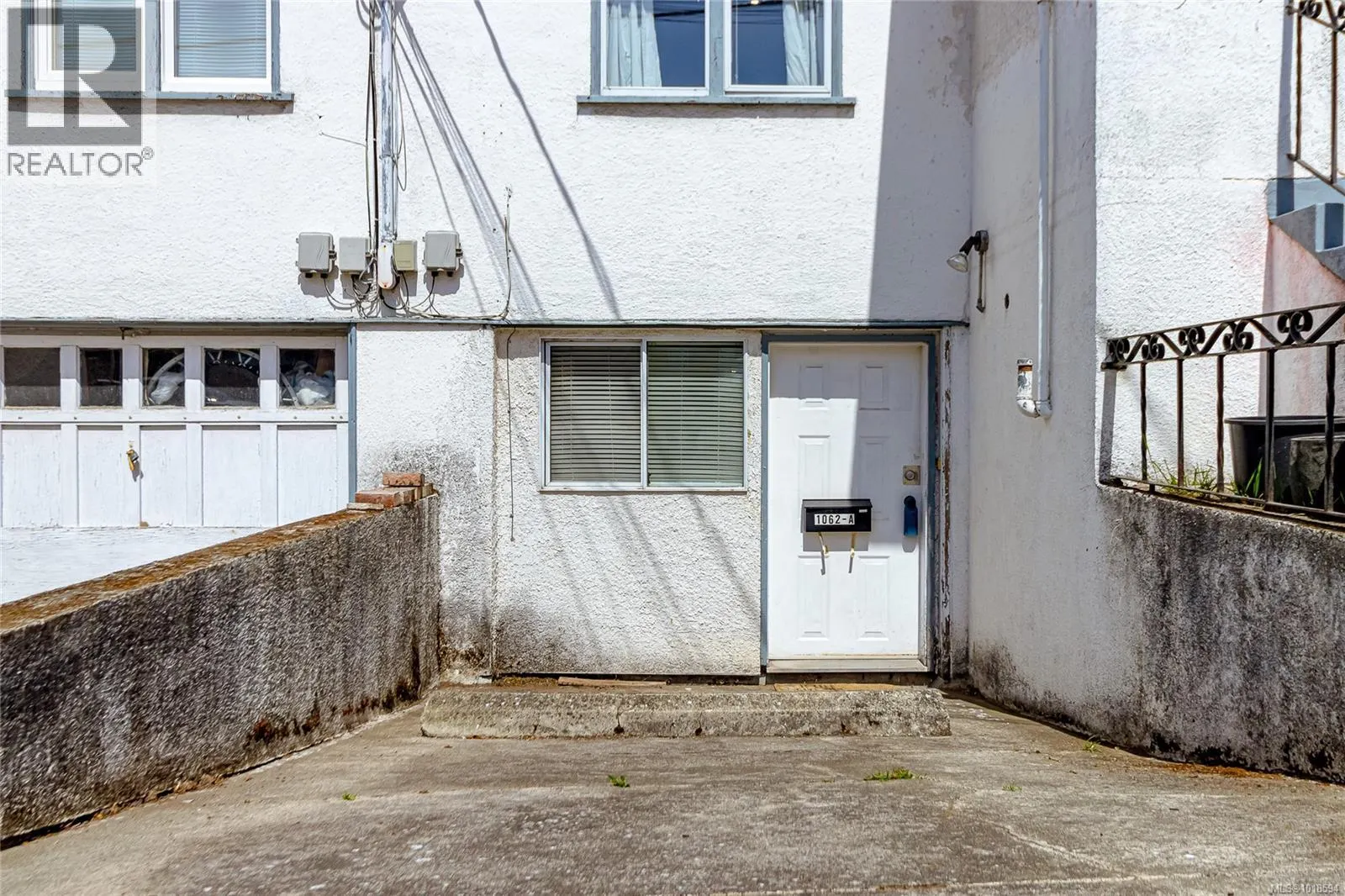 1060+1062 Queens Ave