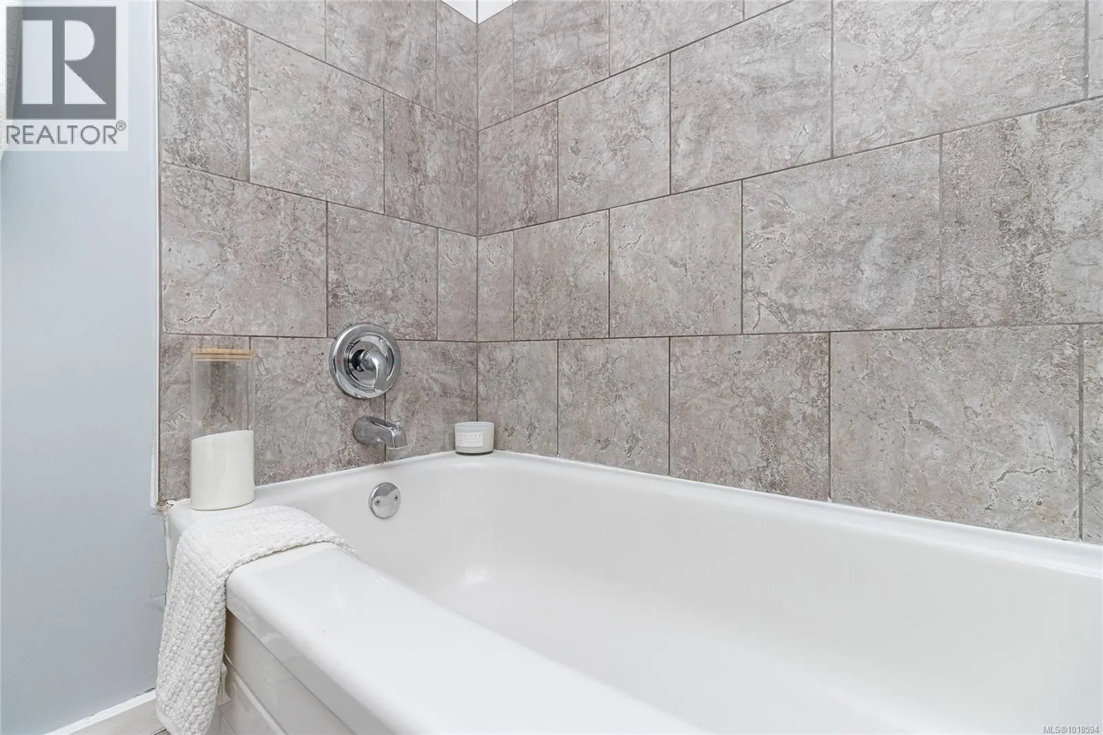 1060+1062 Queens Ave