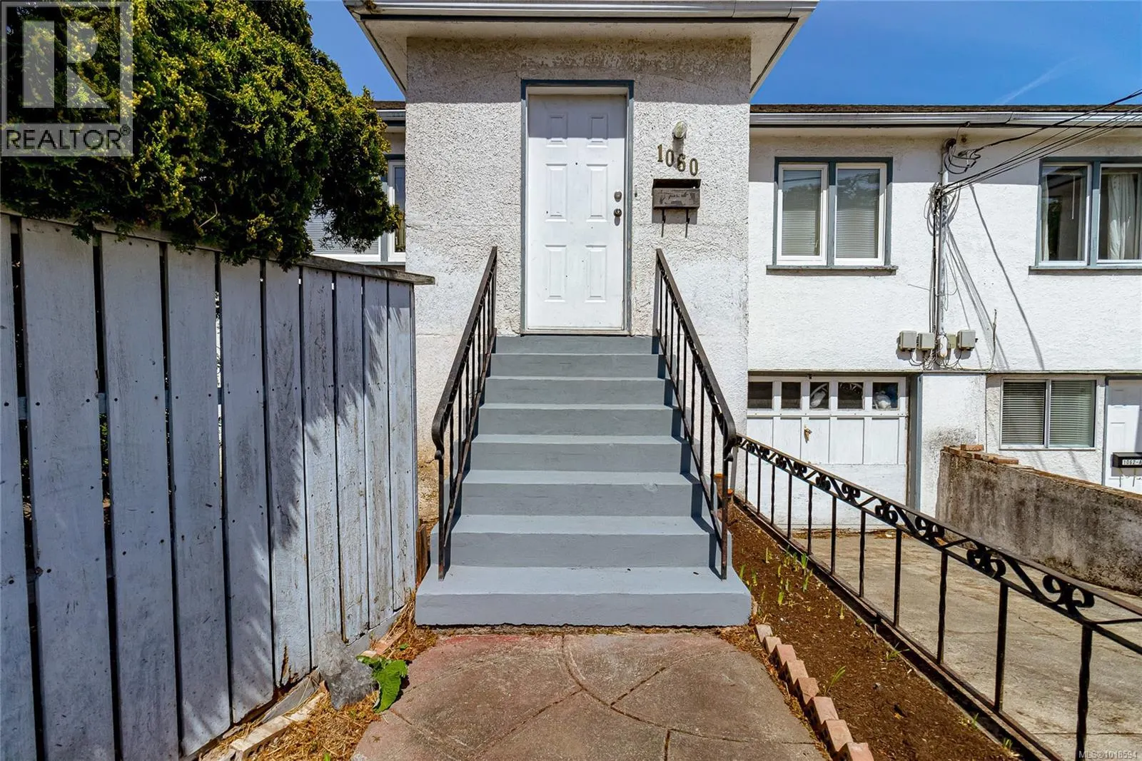 1060+1062 Queens Ave