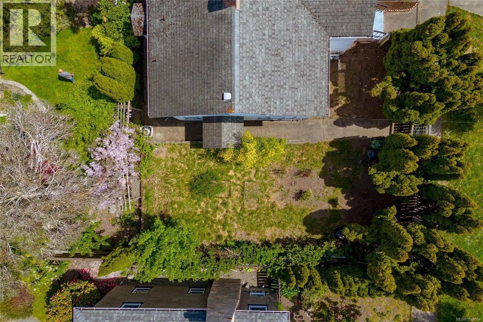 1060+1062 Queens Ave