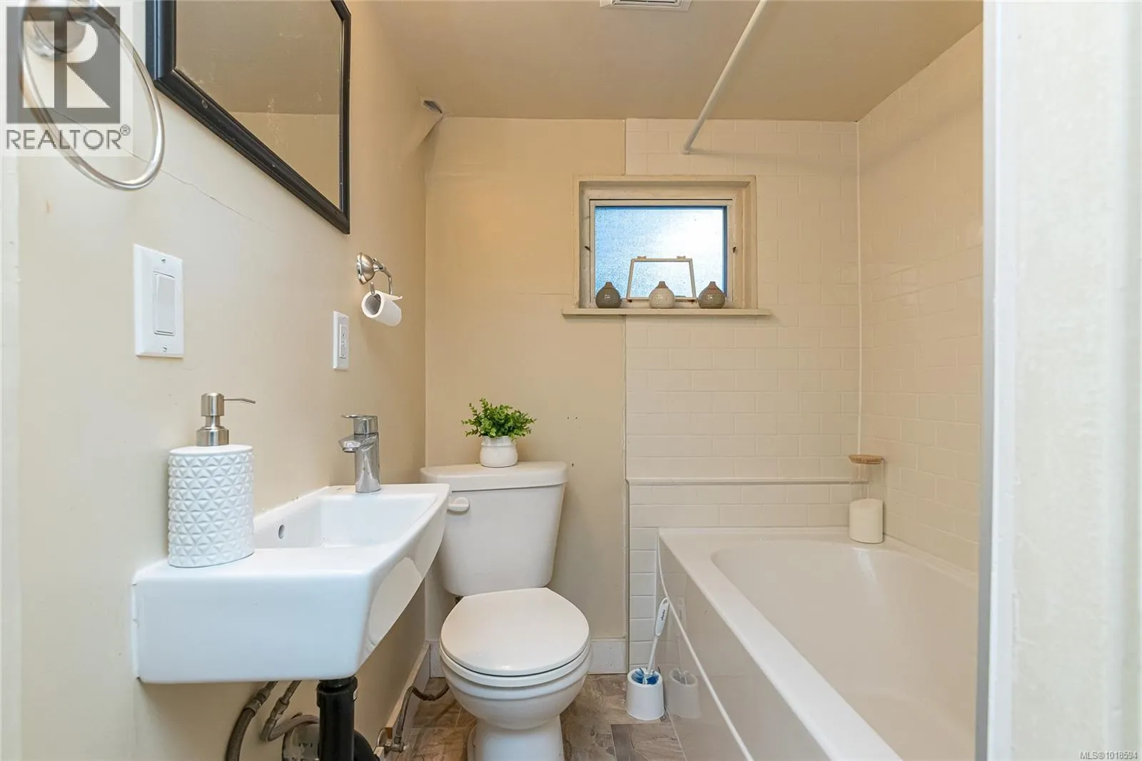 1060+1062 Queens Ave