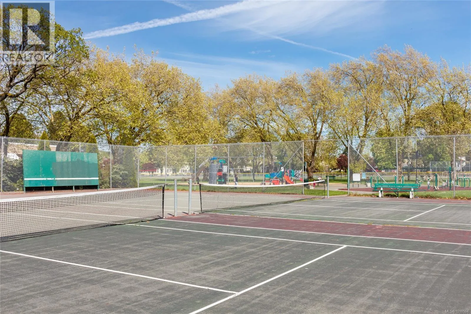 1060+1062 Queens Ave