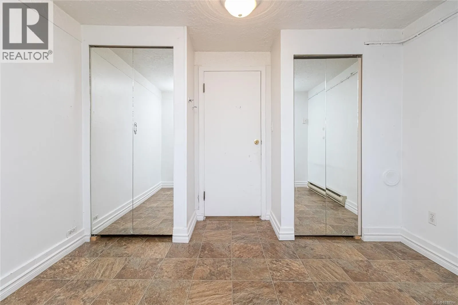 1060+1062 Queens Ave