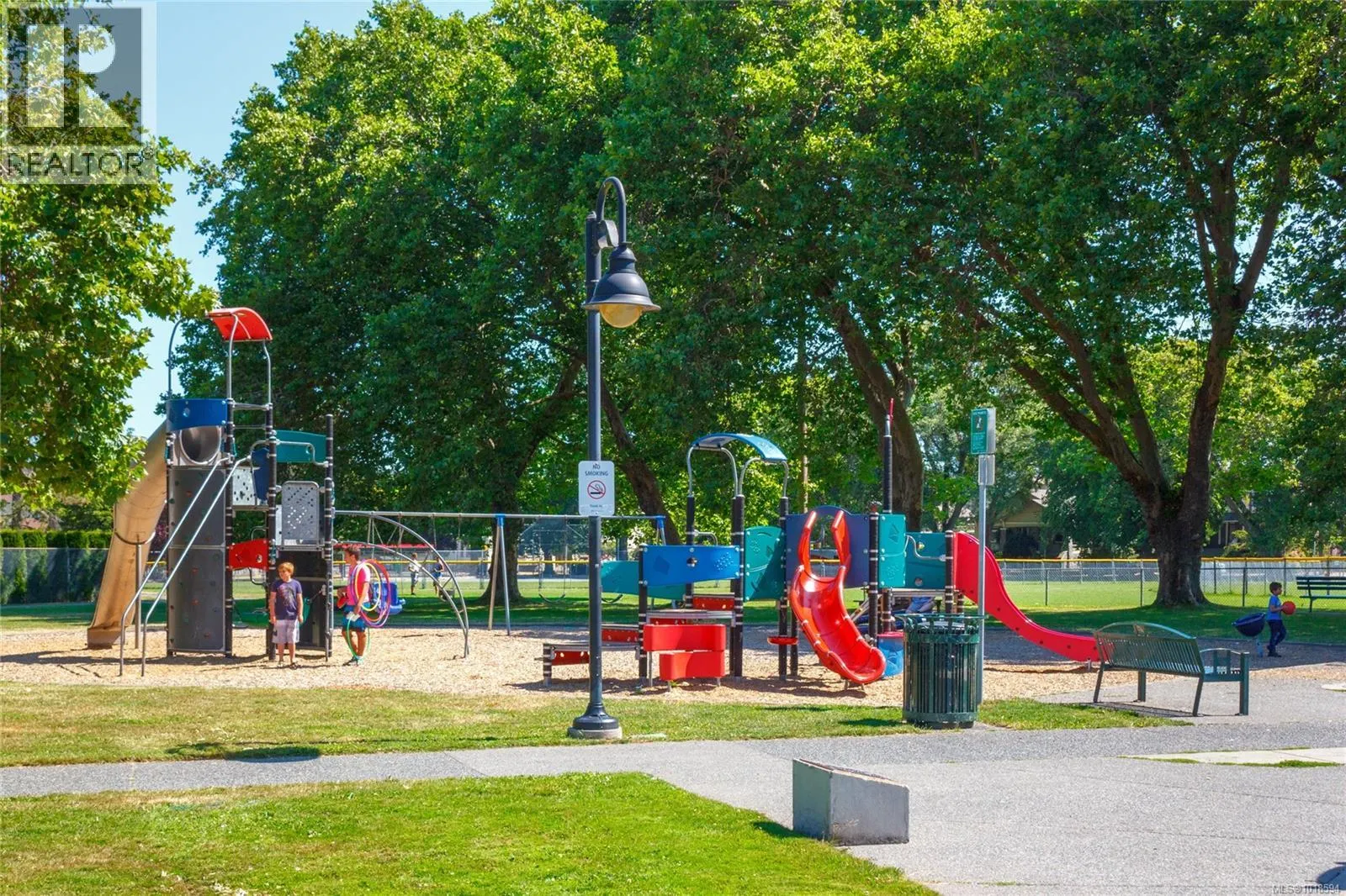 1060+1062 Queens Ave