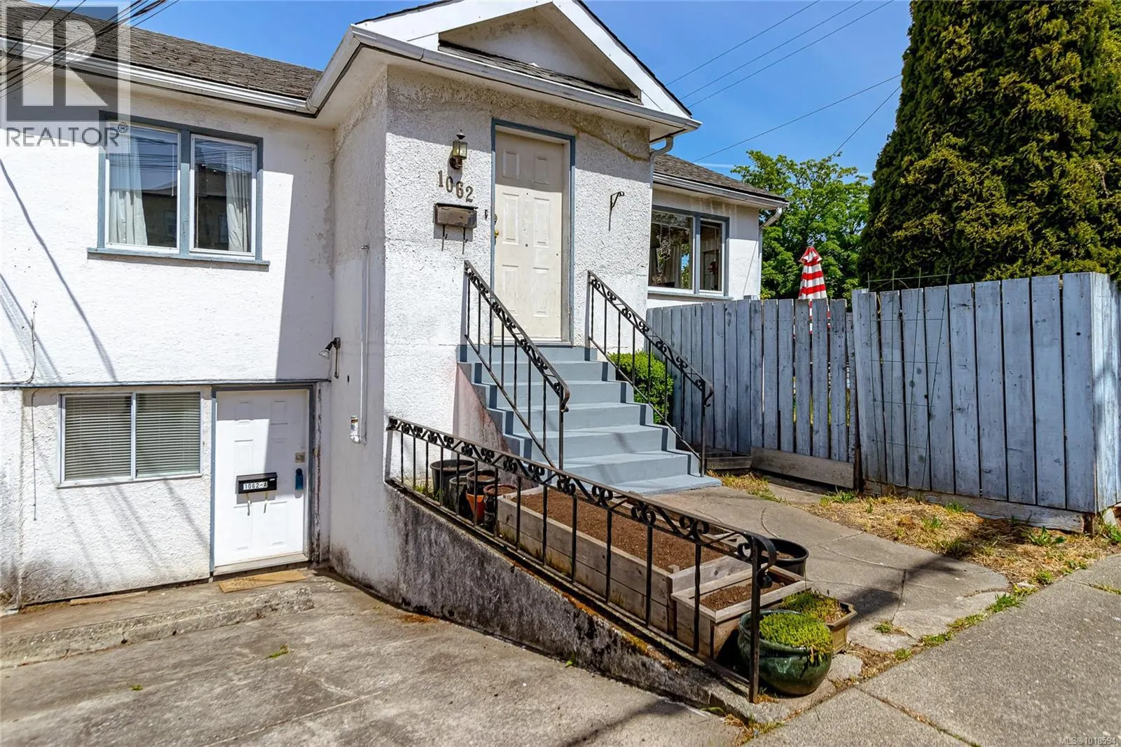 1060+1062 Queens Ave