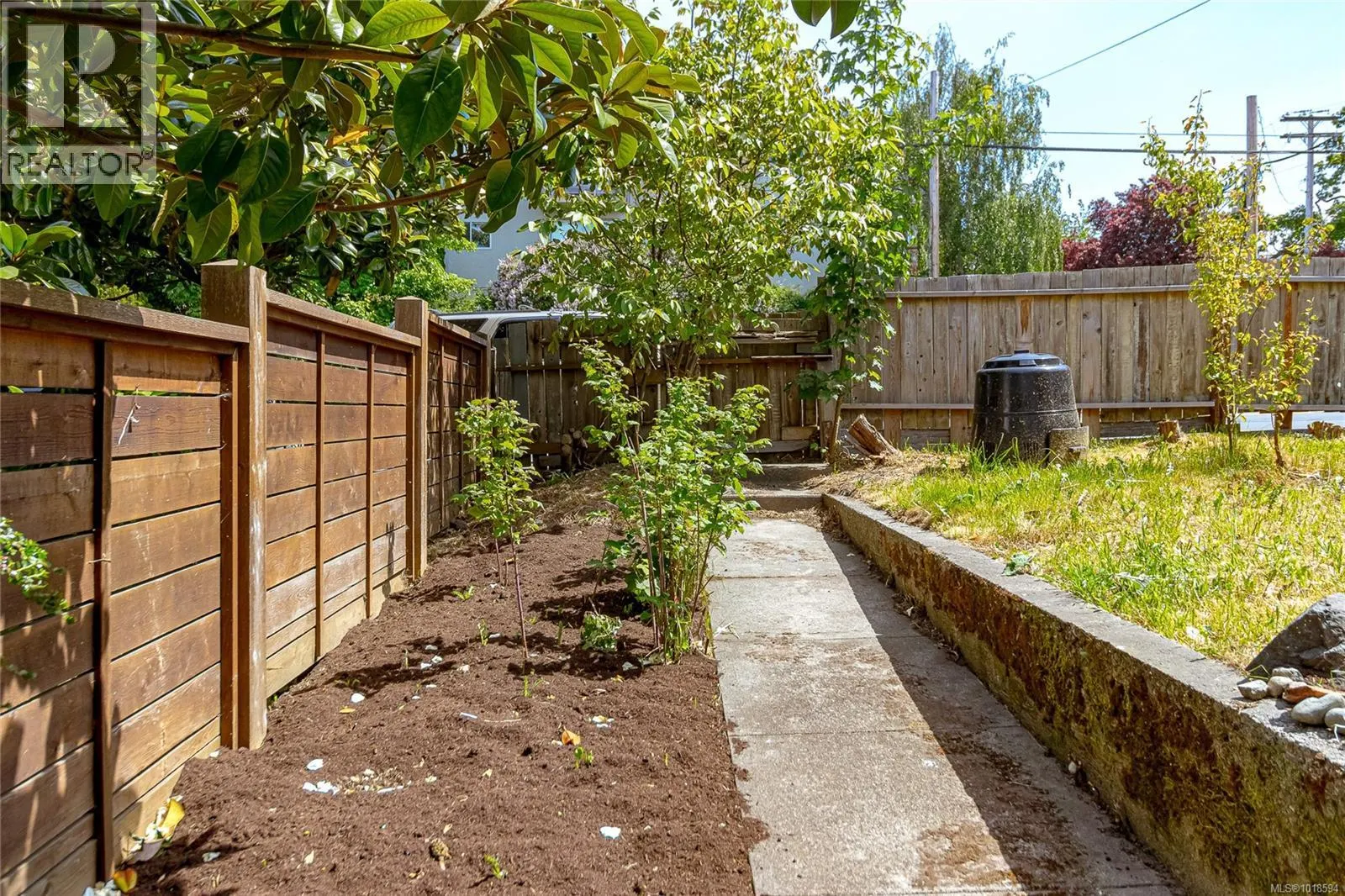 1060+1062 Queens Ave