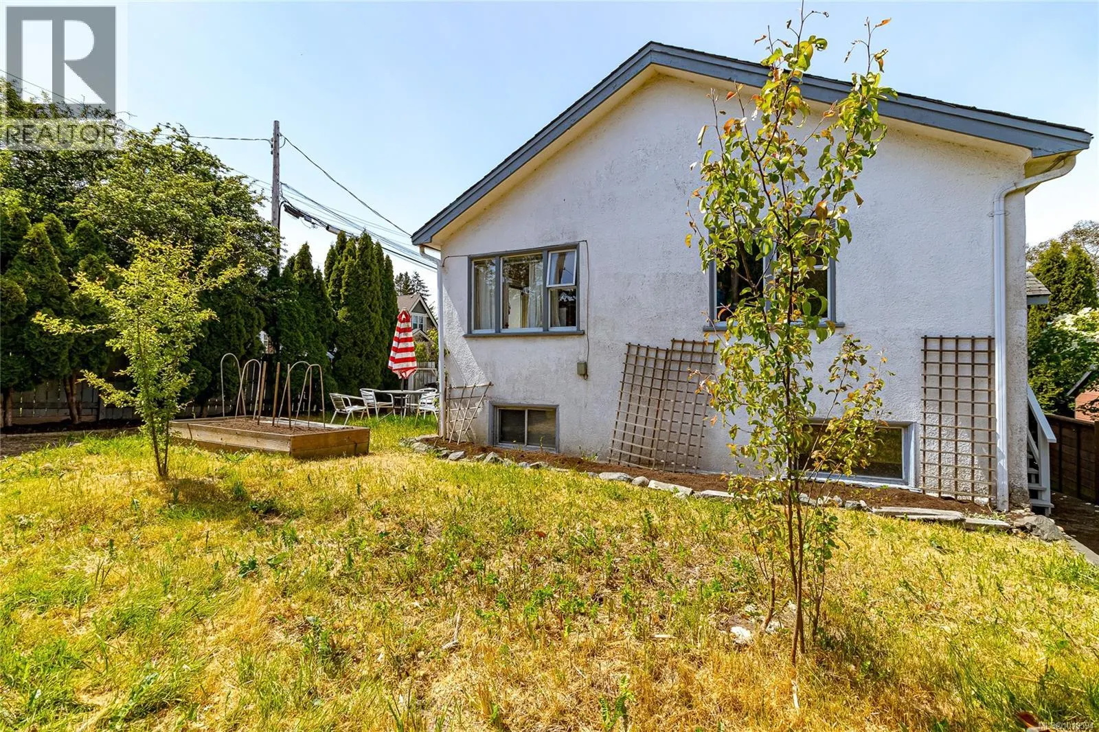 1060+1062 Queens Ave