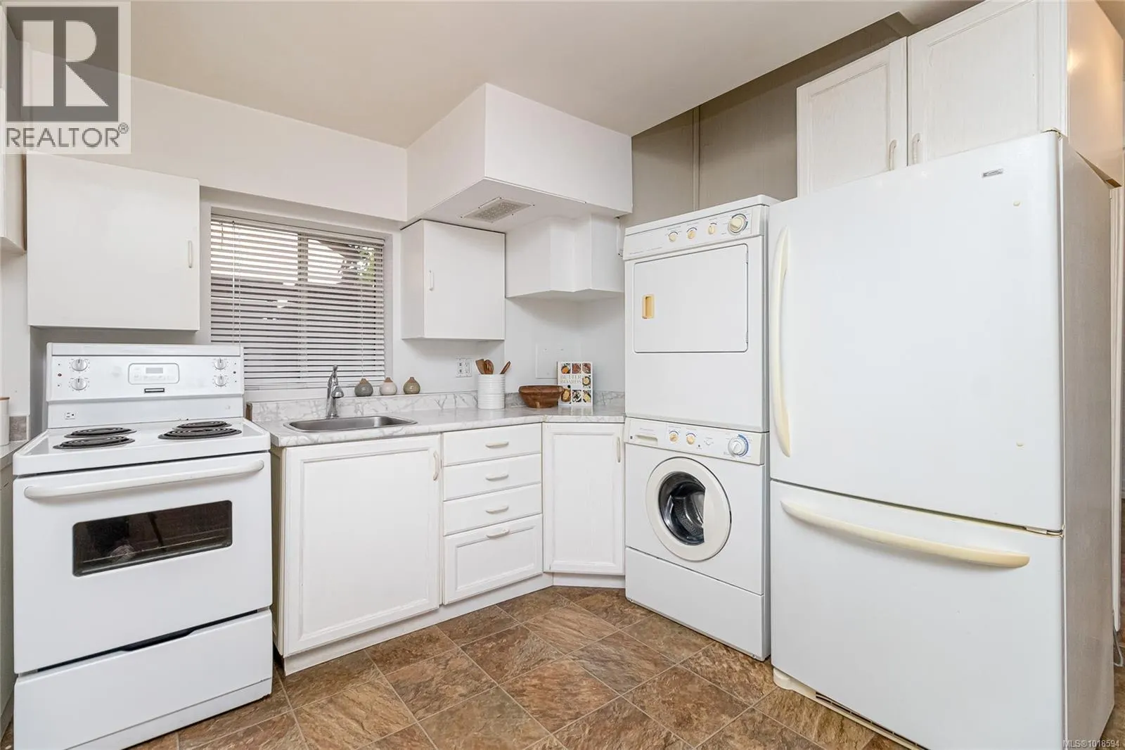 1060+1062 Queens Ave