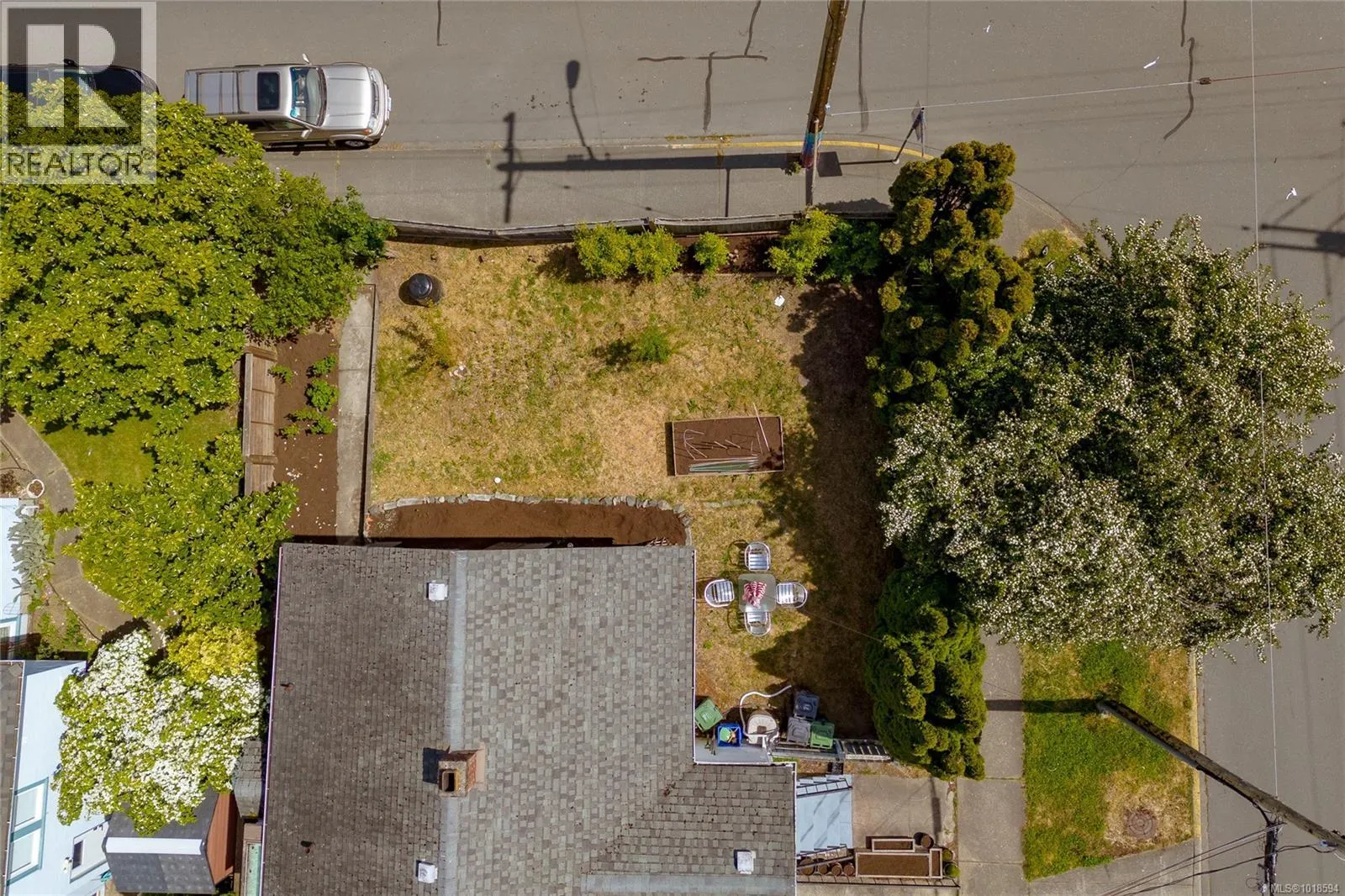 1060+1062 Queens Ave