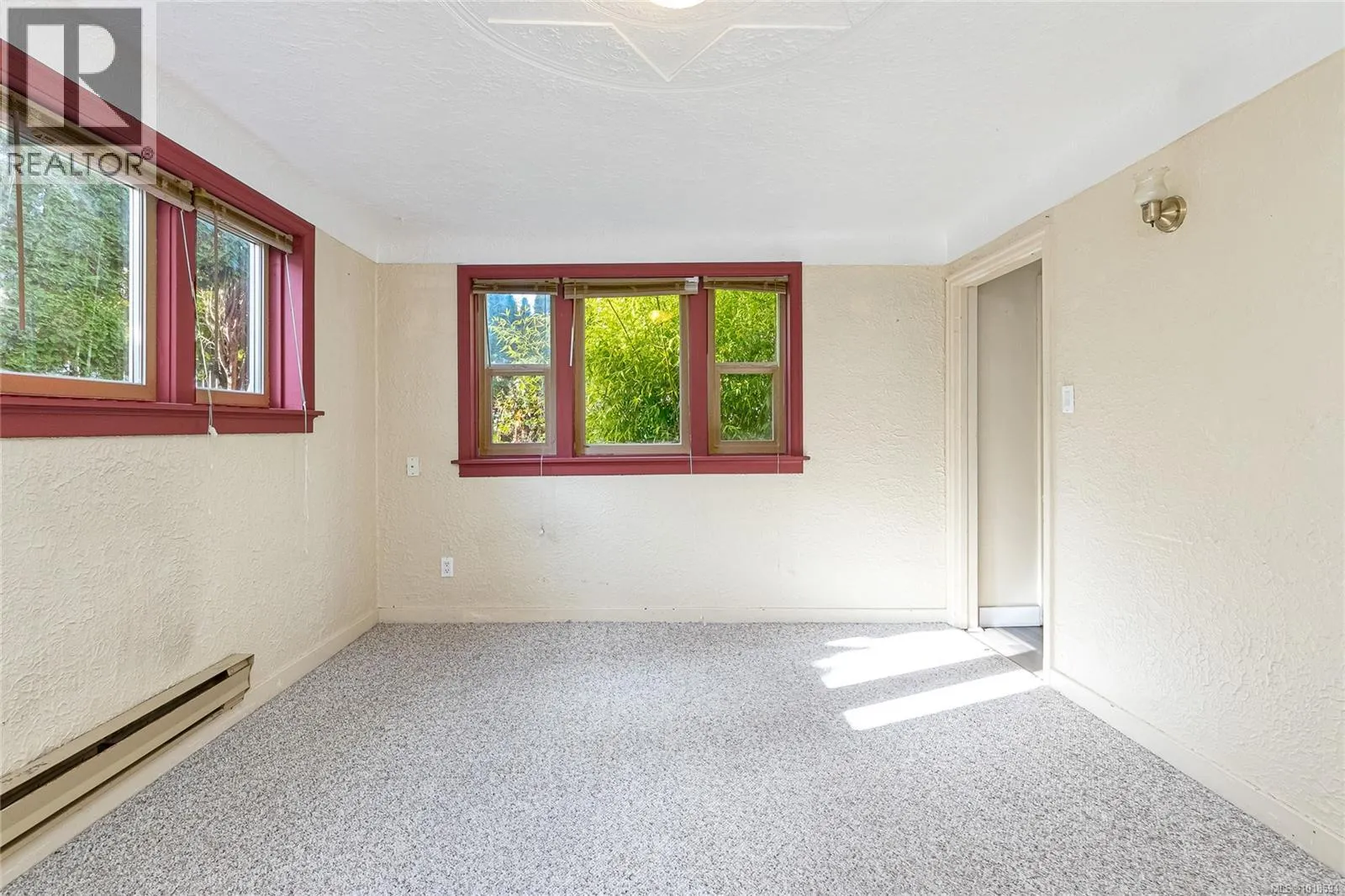 1060+1062 Queens Ave