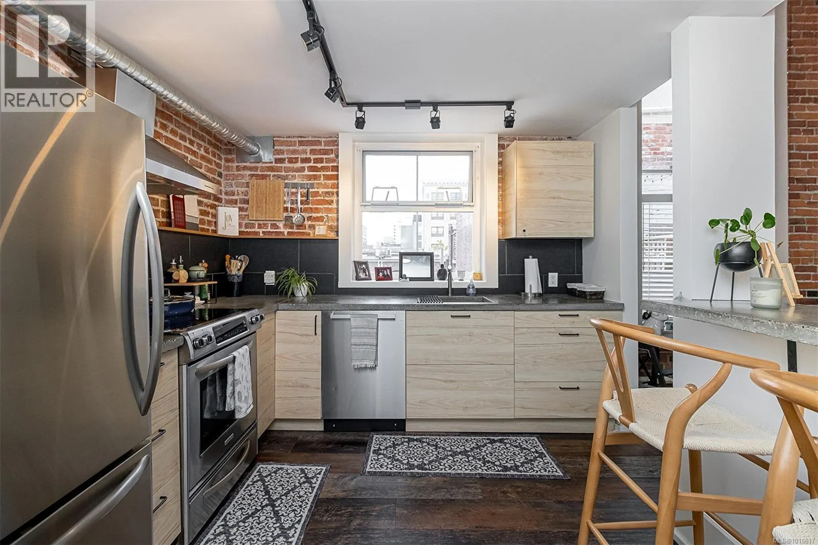 302 1407 Government St