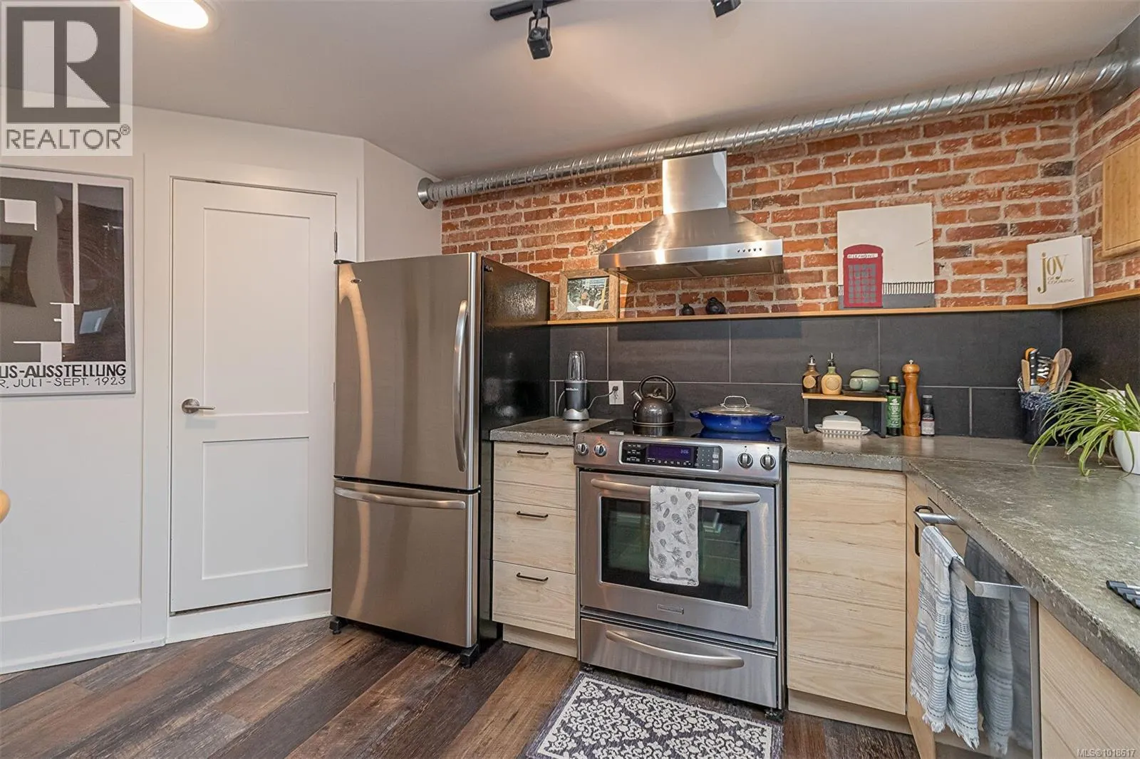 302 1407 Government St