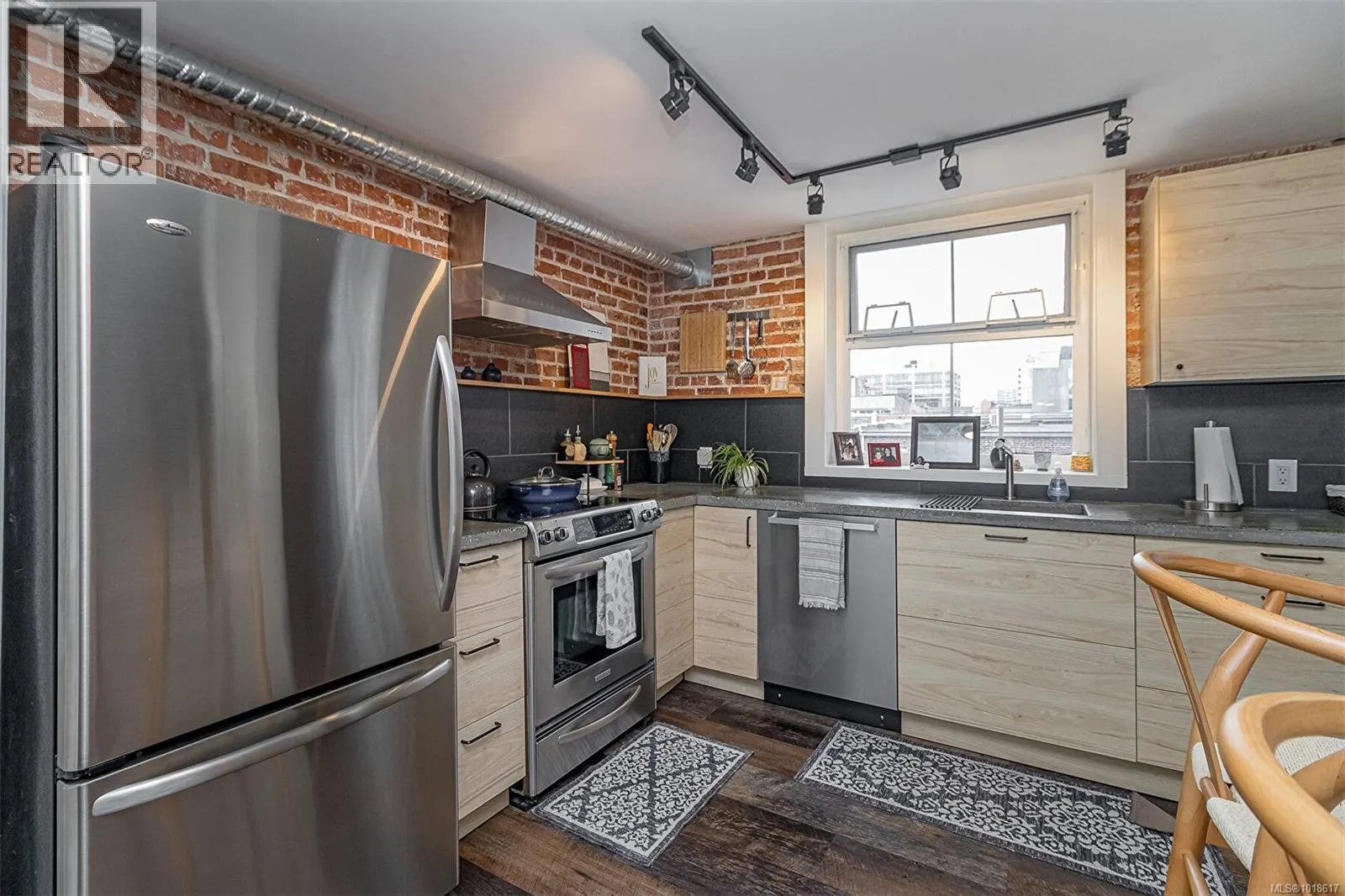 302 1407 Government St