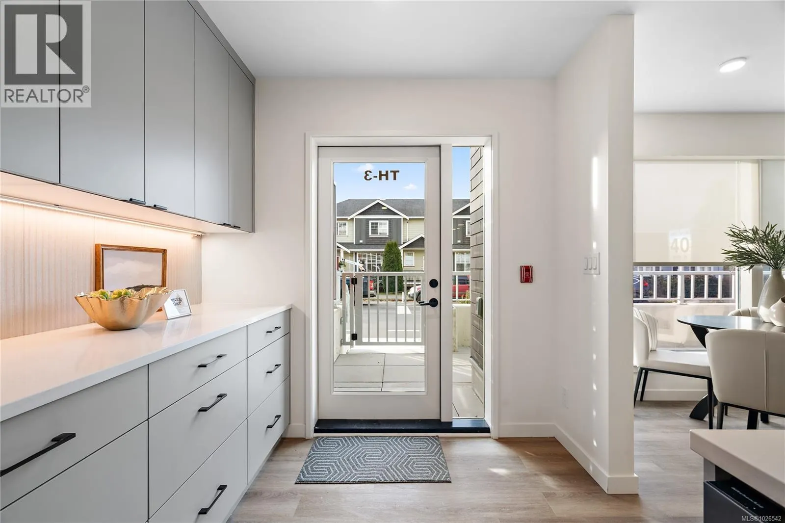 TH5 1102 Esquimalt Rd