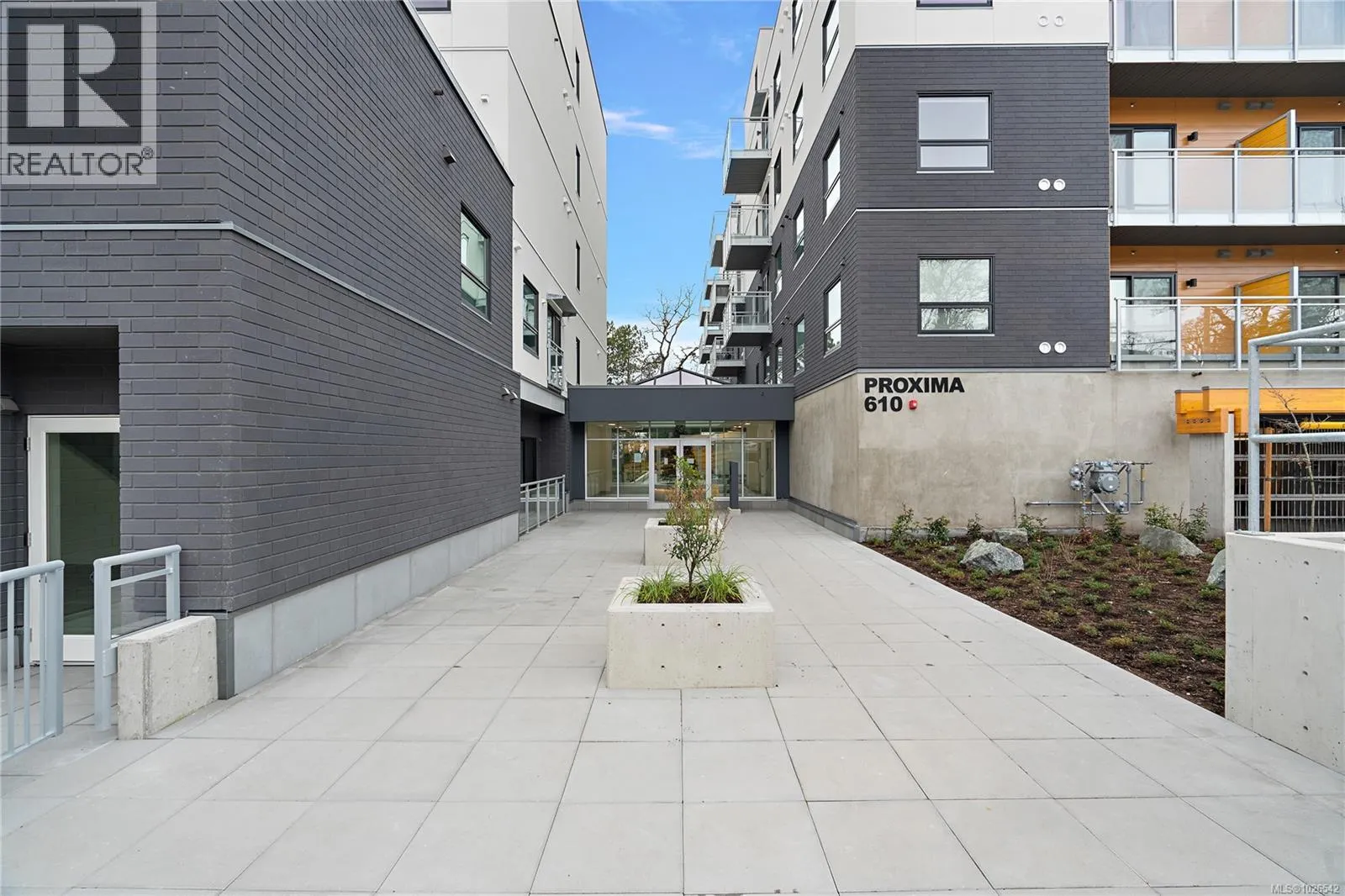 TH5 1102 Esquimalt Rd
