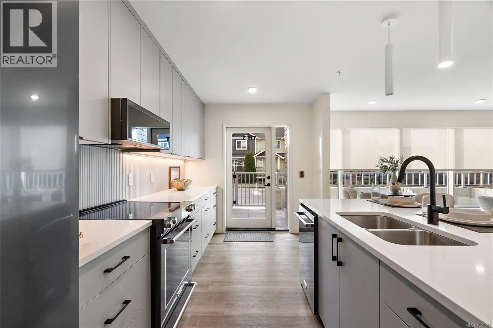 TH5 1102 Esquimalt Rd