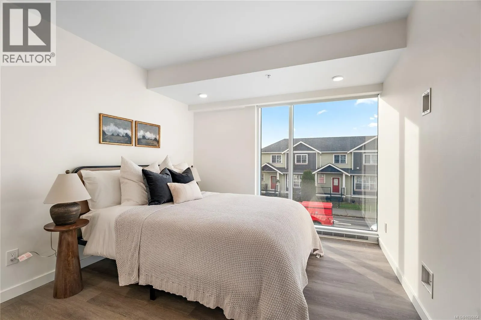 TH3 1102 Esquimalt Rd