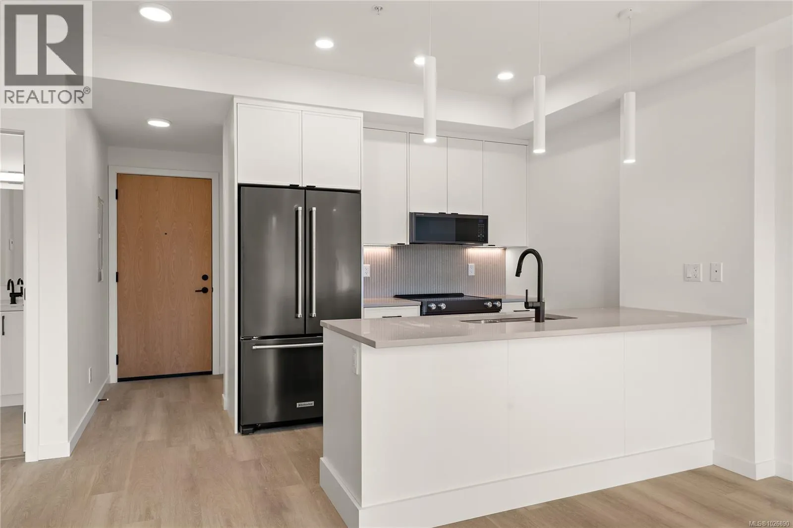 203 1102 Esquimalt Rd